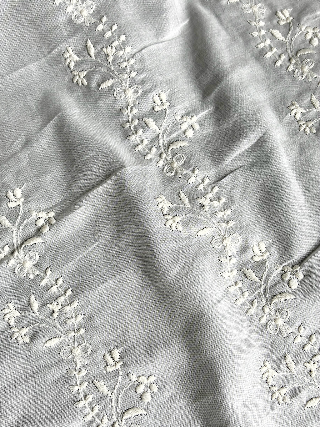 222C. Embroidered cotton batiste. 50g/m2.