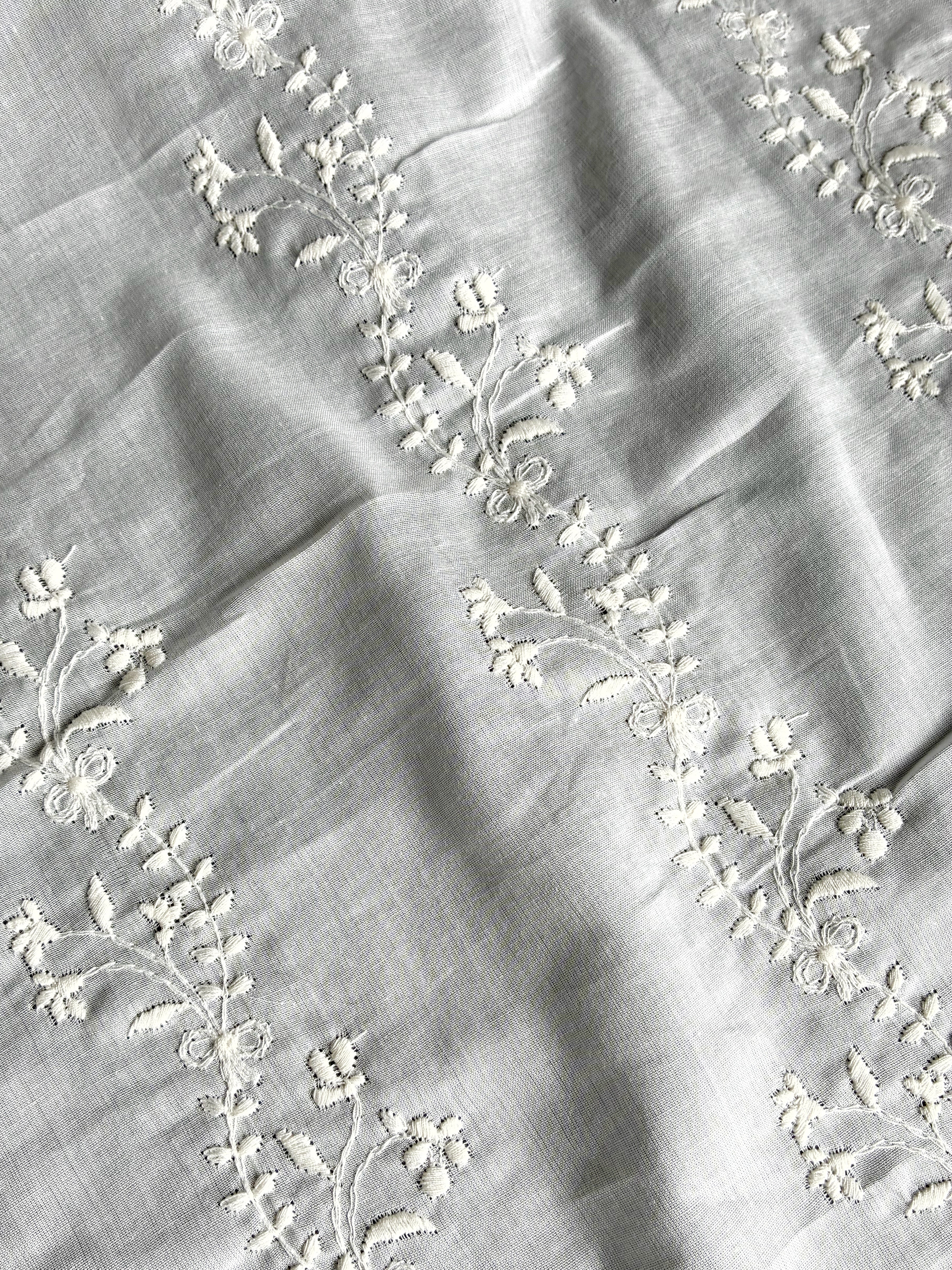 222C. Embroidered cotton batiste. 50g/m2.
