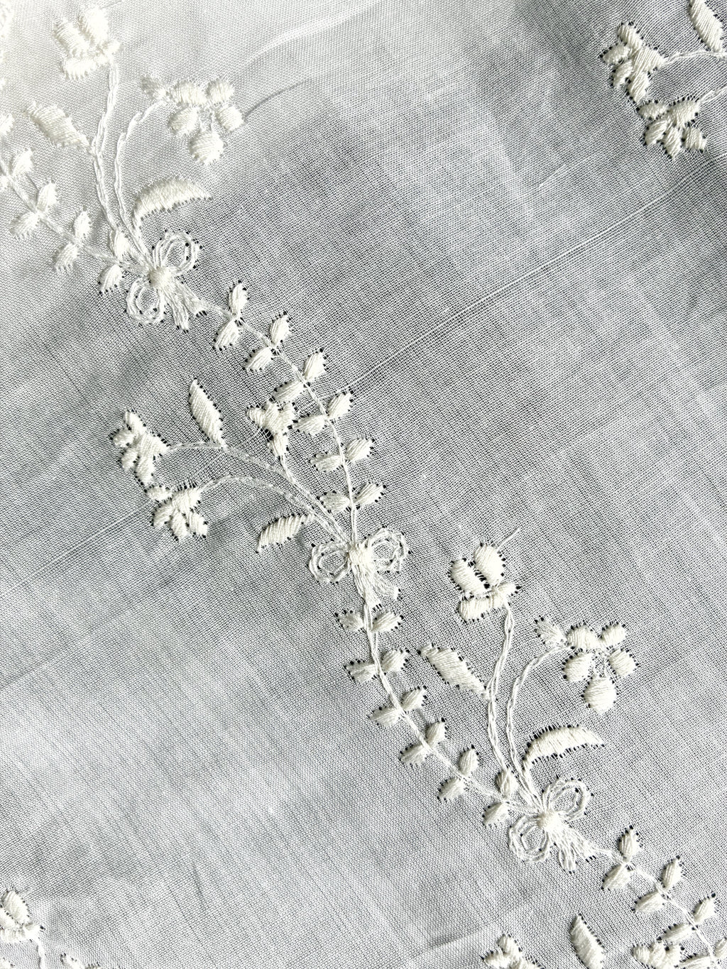 222C. Embroidered cotton batiste. 50g/m2.