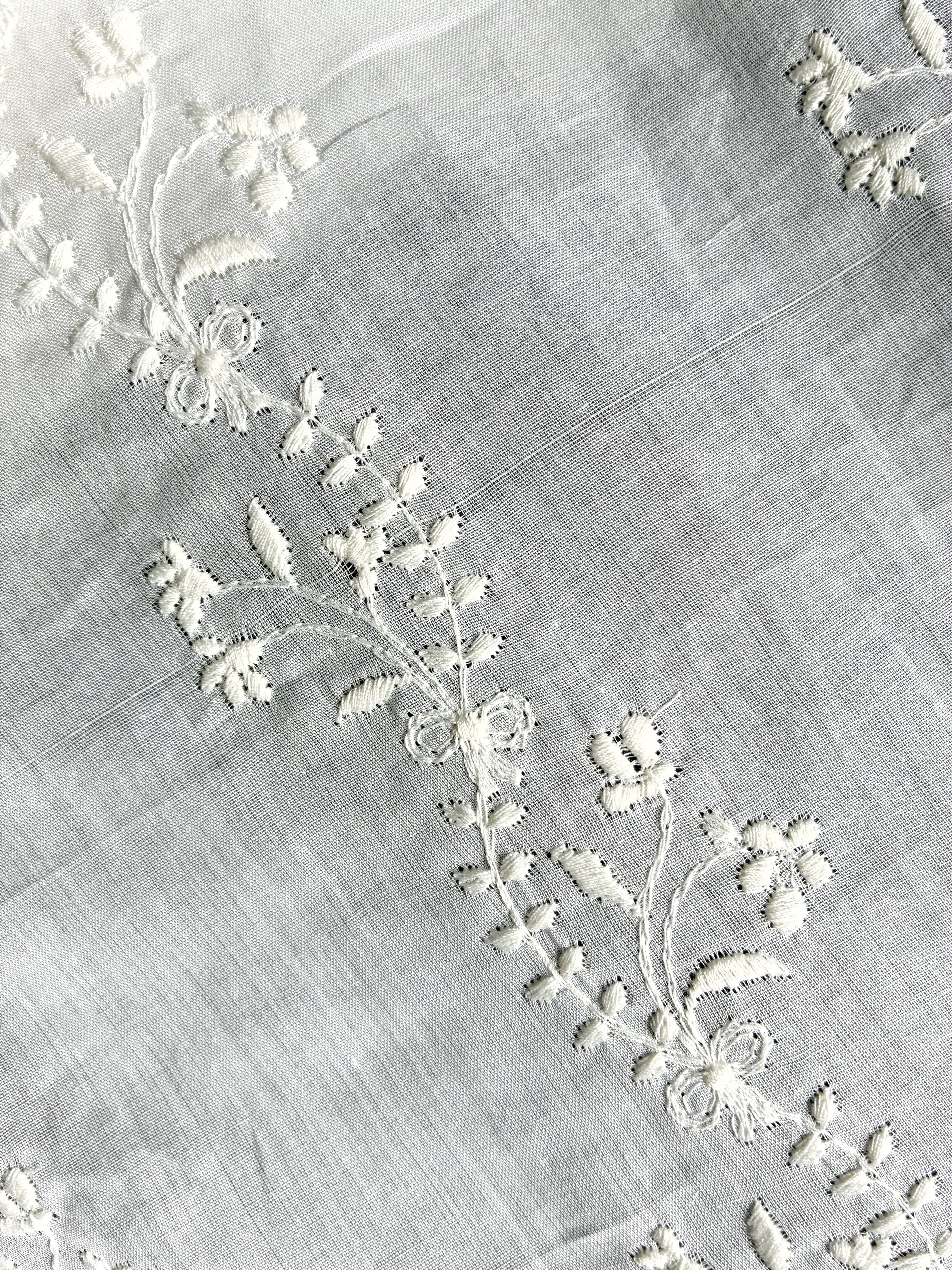222C. Embroidered cotton batiste. 50g/m2.