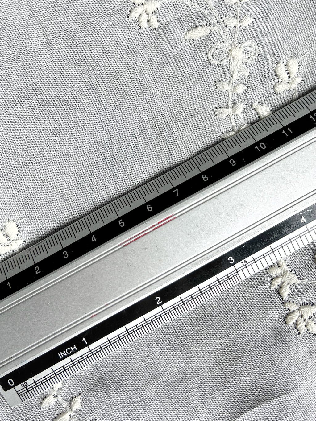 222C. Embroidered cotton batiste. 50g/m2.
