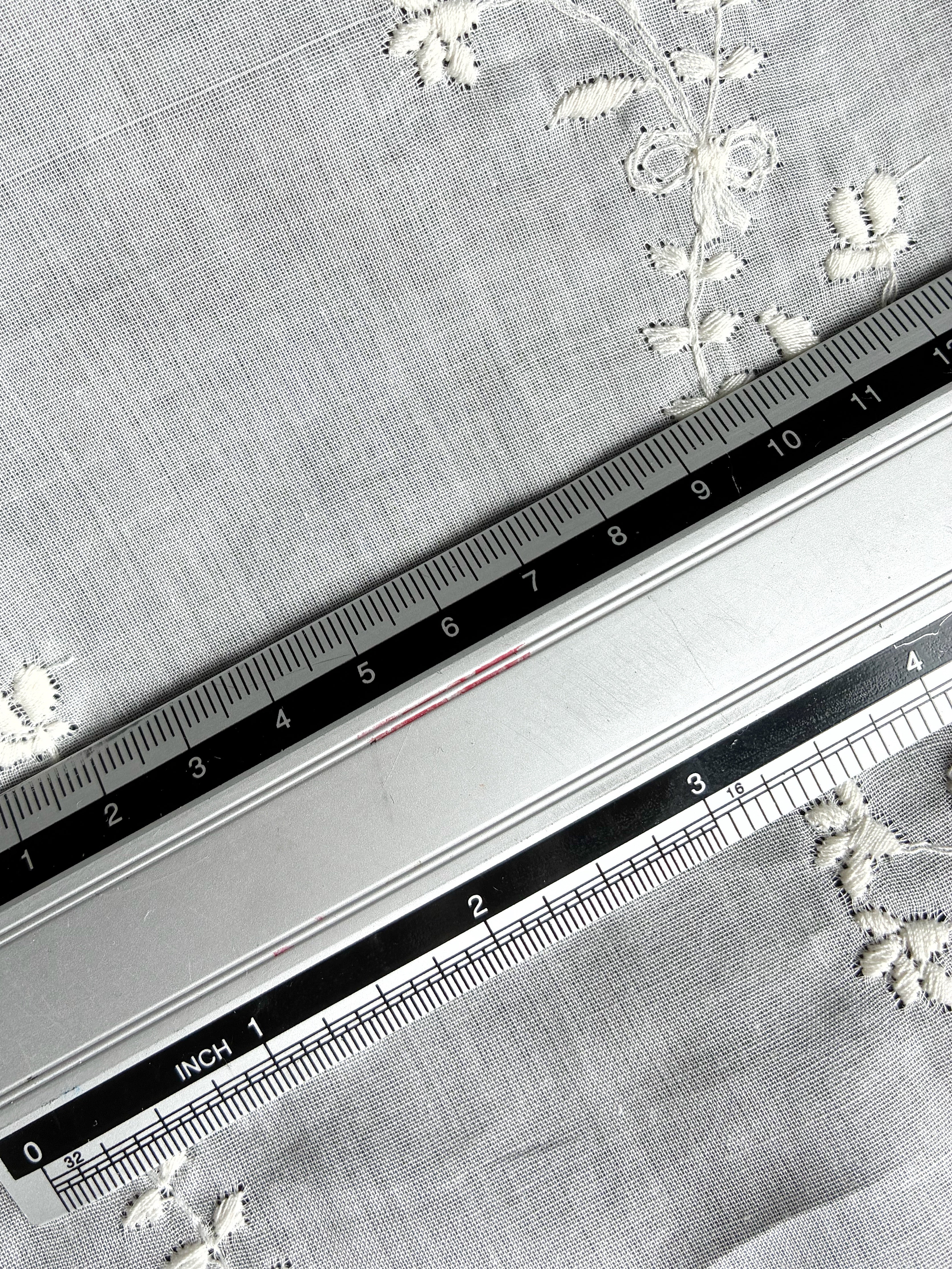 222C. Embroidered cotton batiste. 50g/m2.