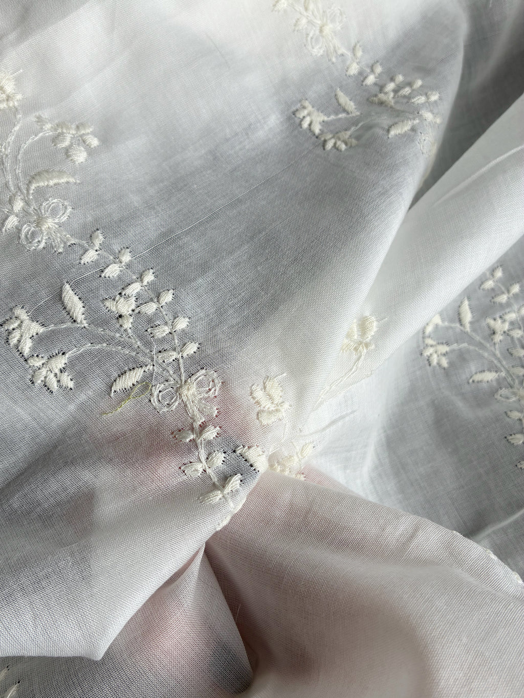 222C. Embroidered cotton batiste. 50g/m2.