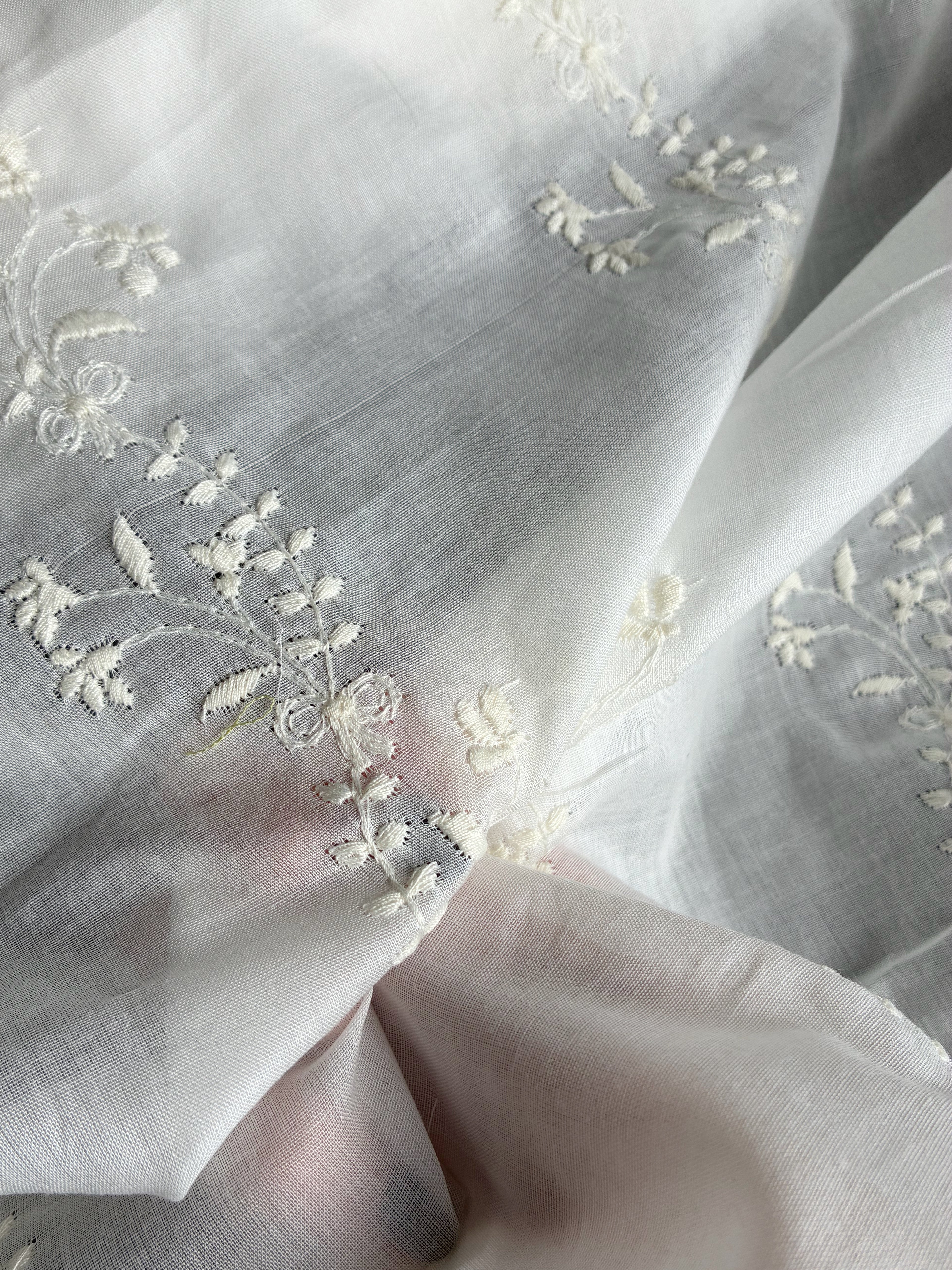 222C. Embroidered cotton batiste. 50g/m2.