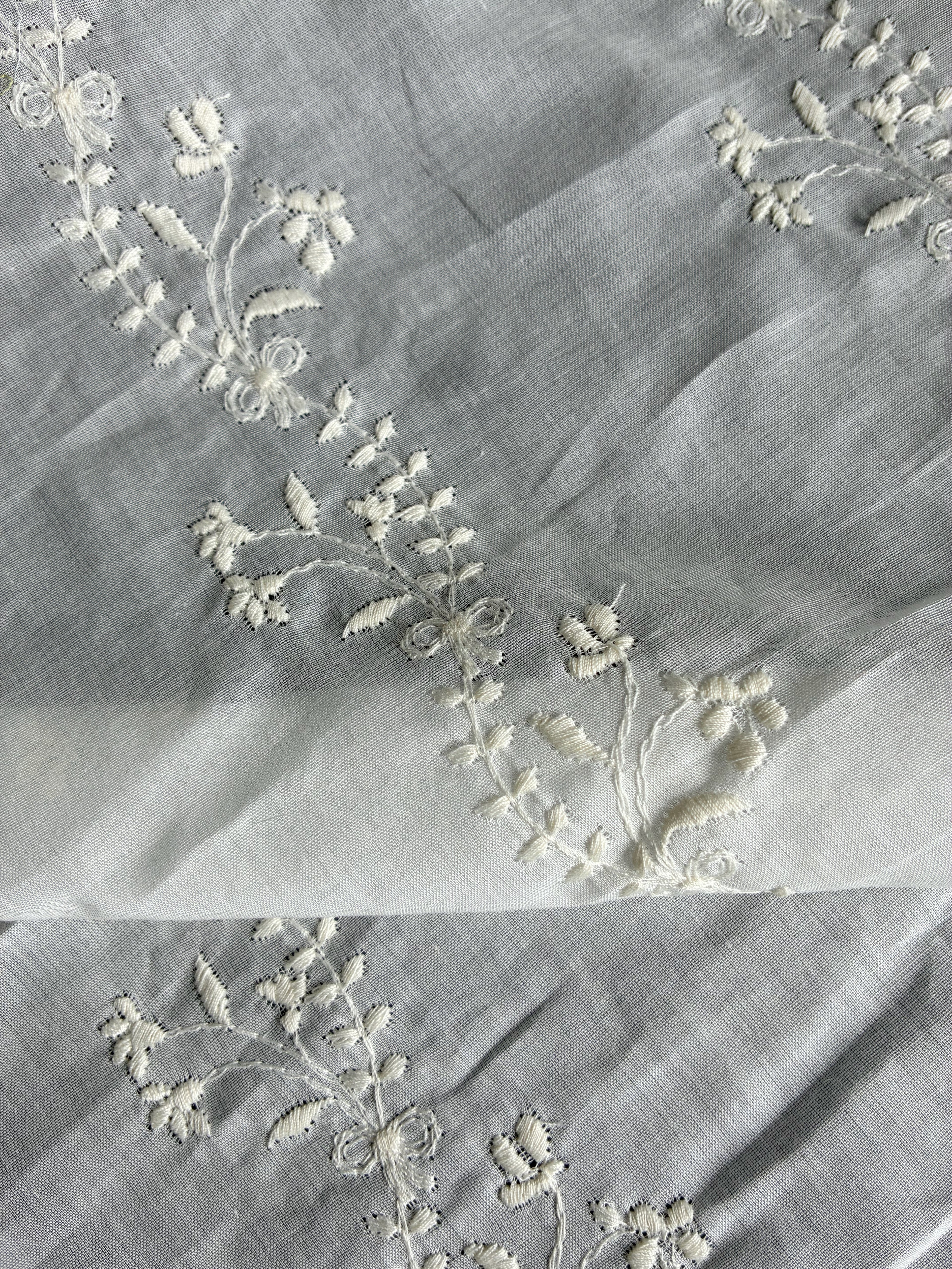 222C. Embroidered cotton batiste. 50g/m2.