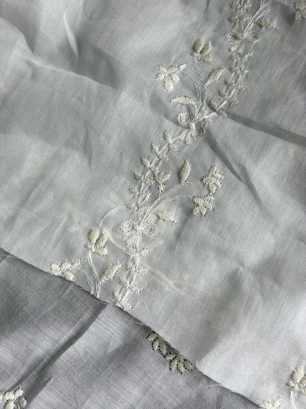 222C. Embroidered cotton batiste. 50g/m2.