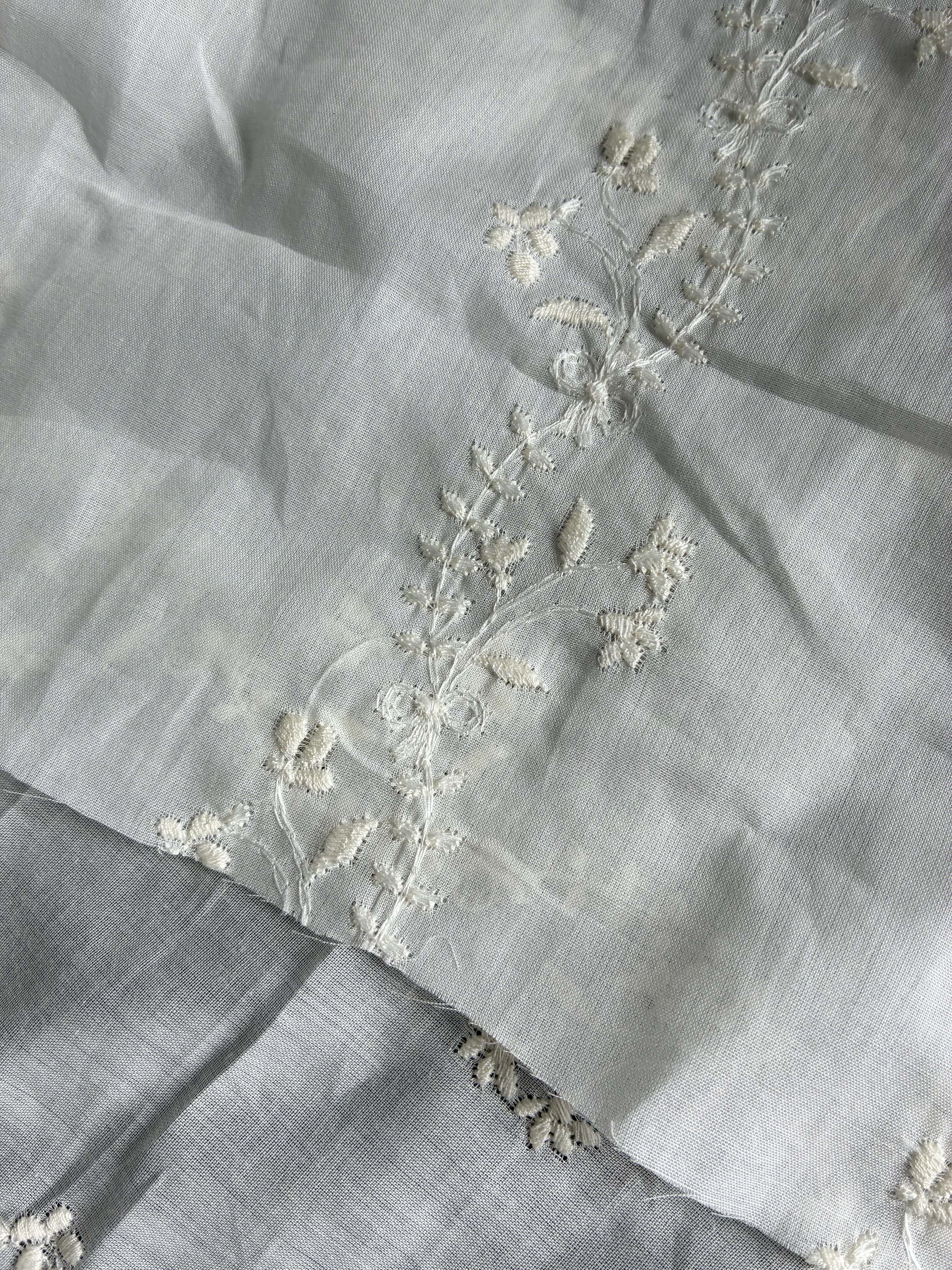 222C. Embroidered cotton batiste. 50g/m2.