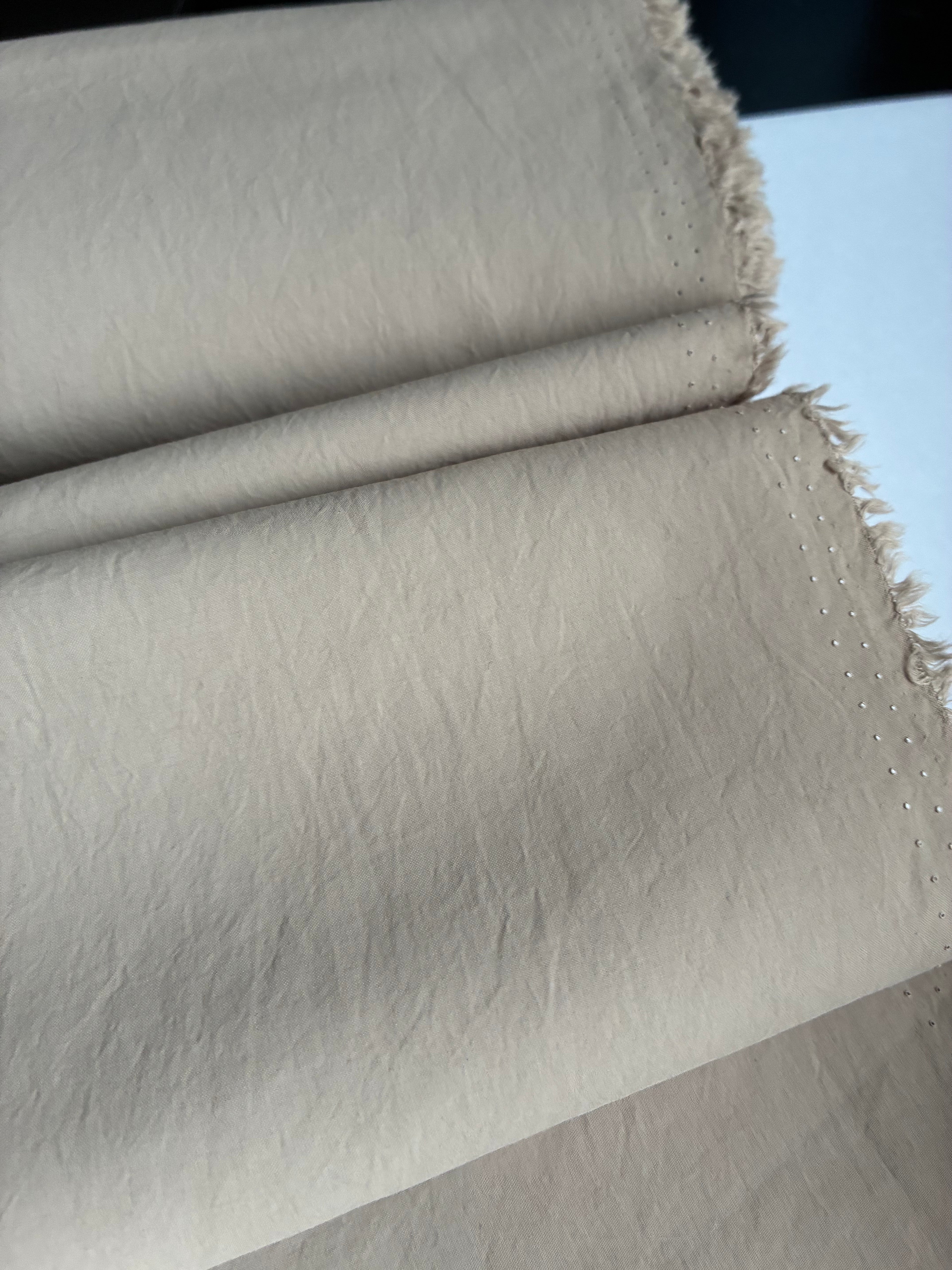 361P. Tissu légèrement estival. Froissé. 100g/m2.