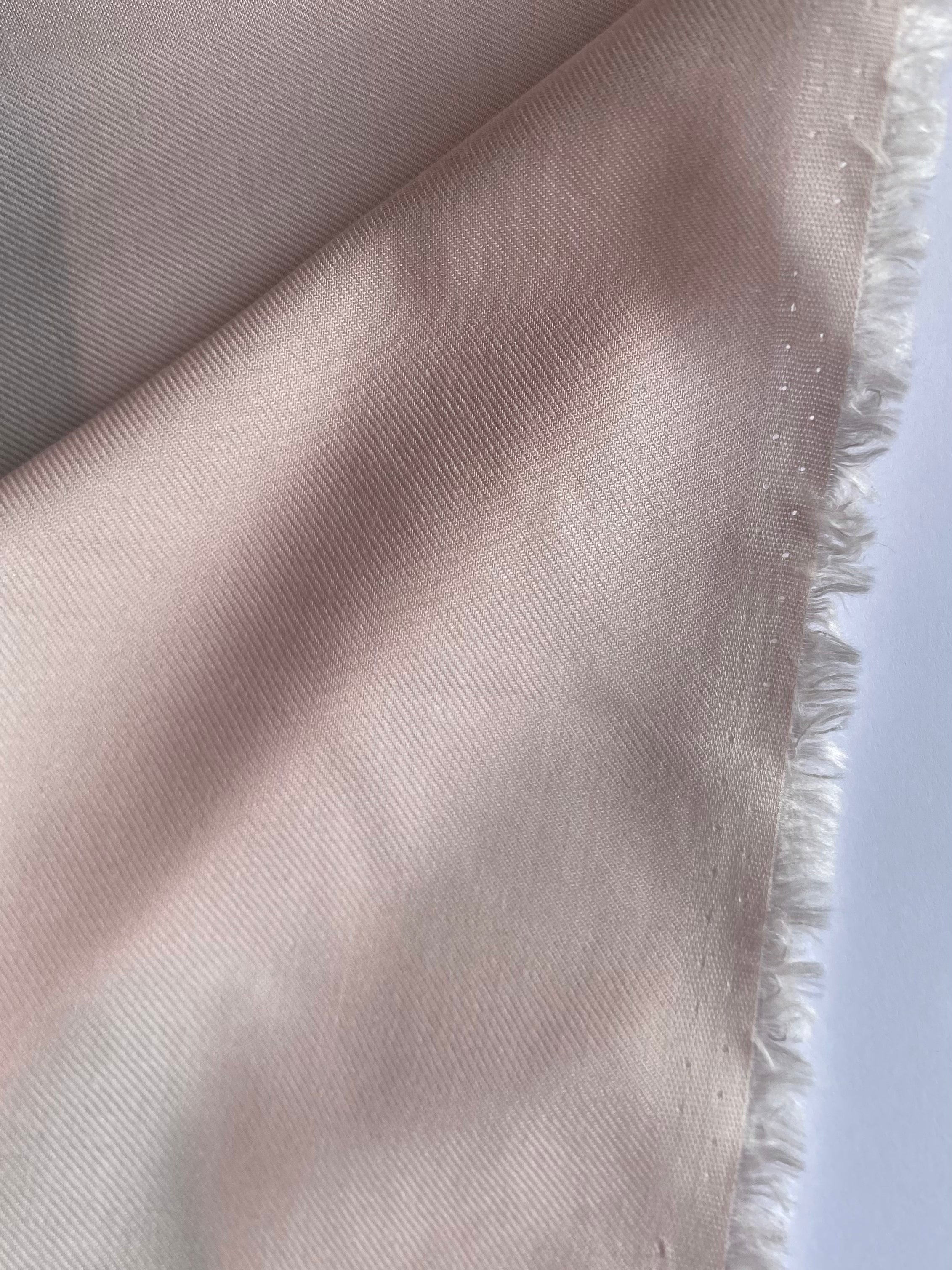 115V. Viscose. 140g/m2.