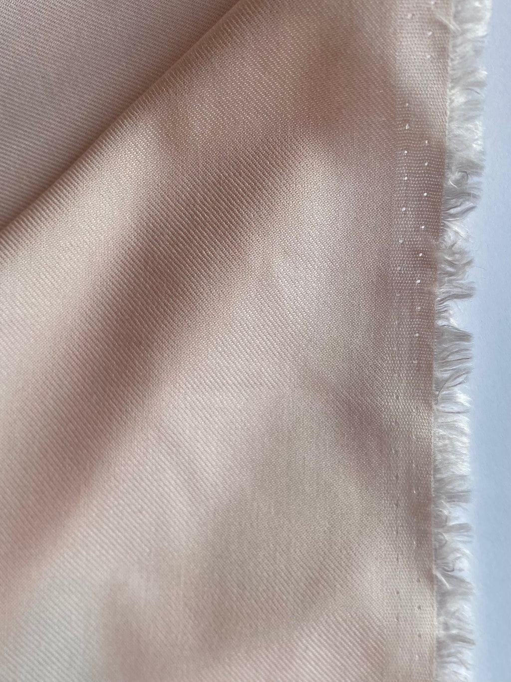 115V. Viscose. 140g/m2.