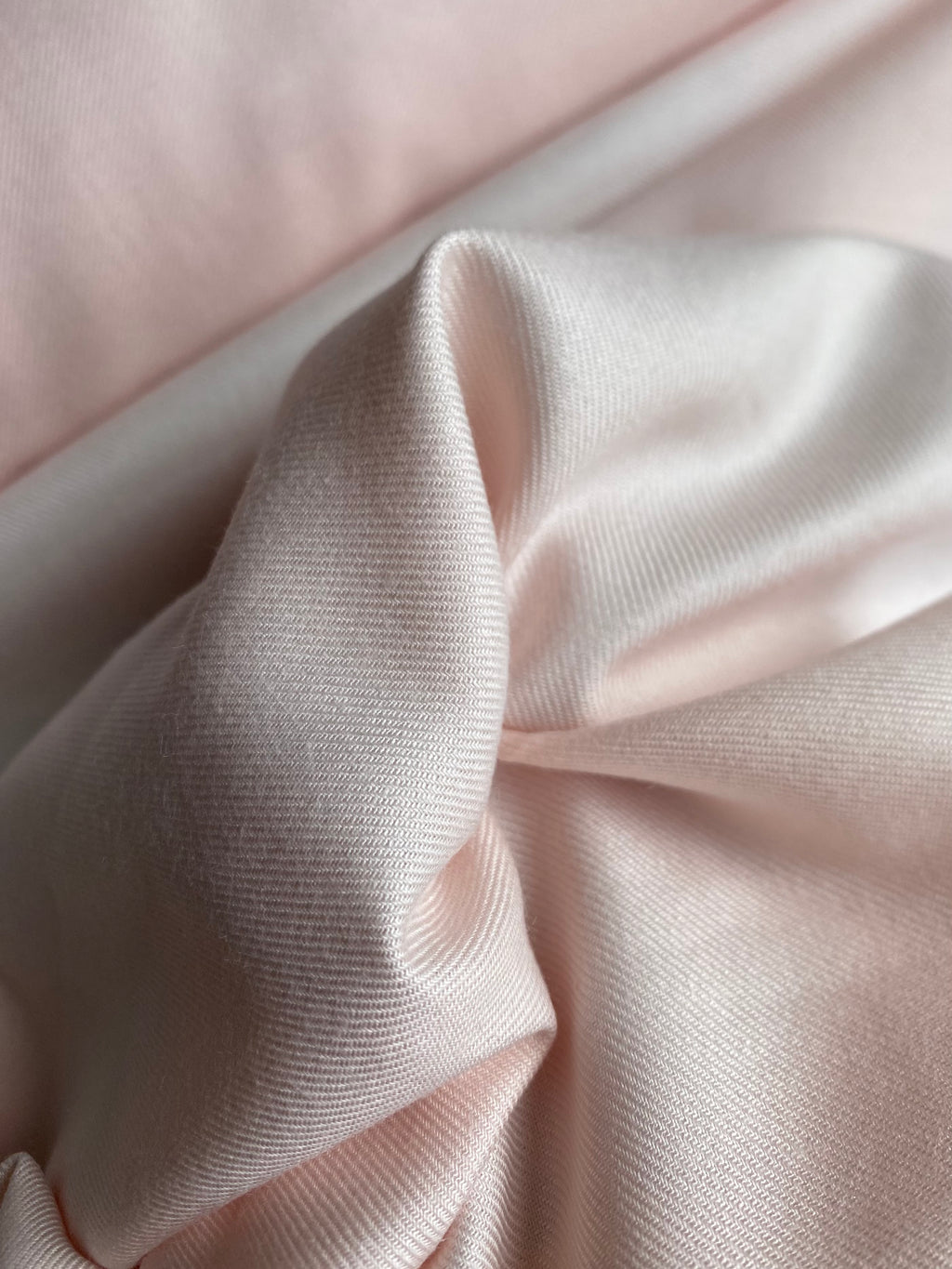 115V. Viscose. 140g/m2.