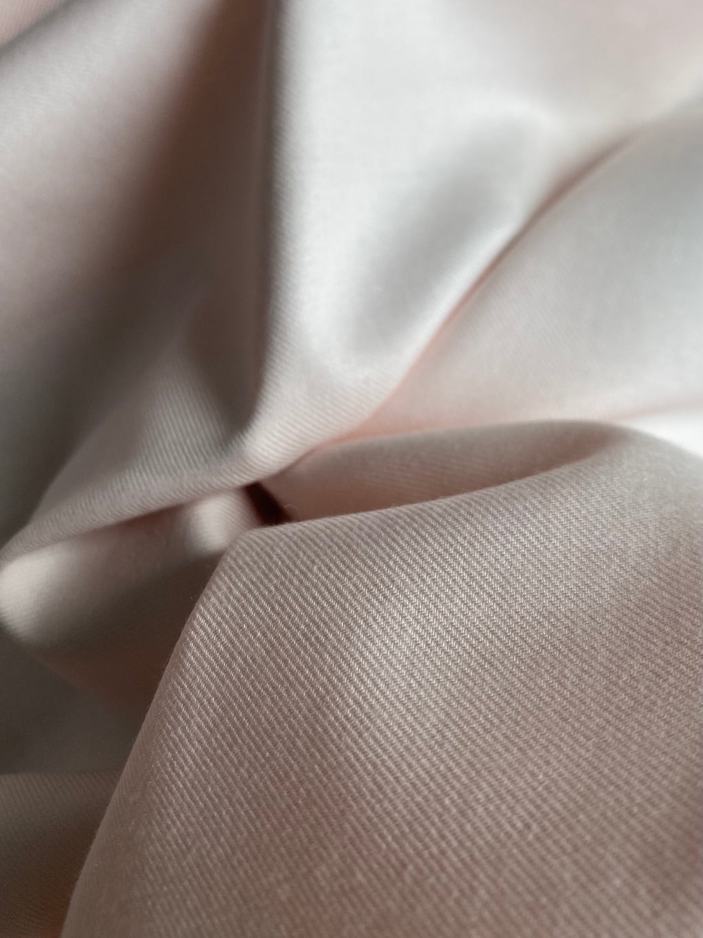115V. Viscose. 140g/m2.