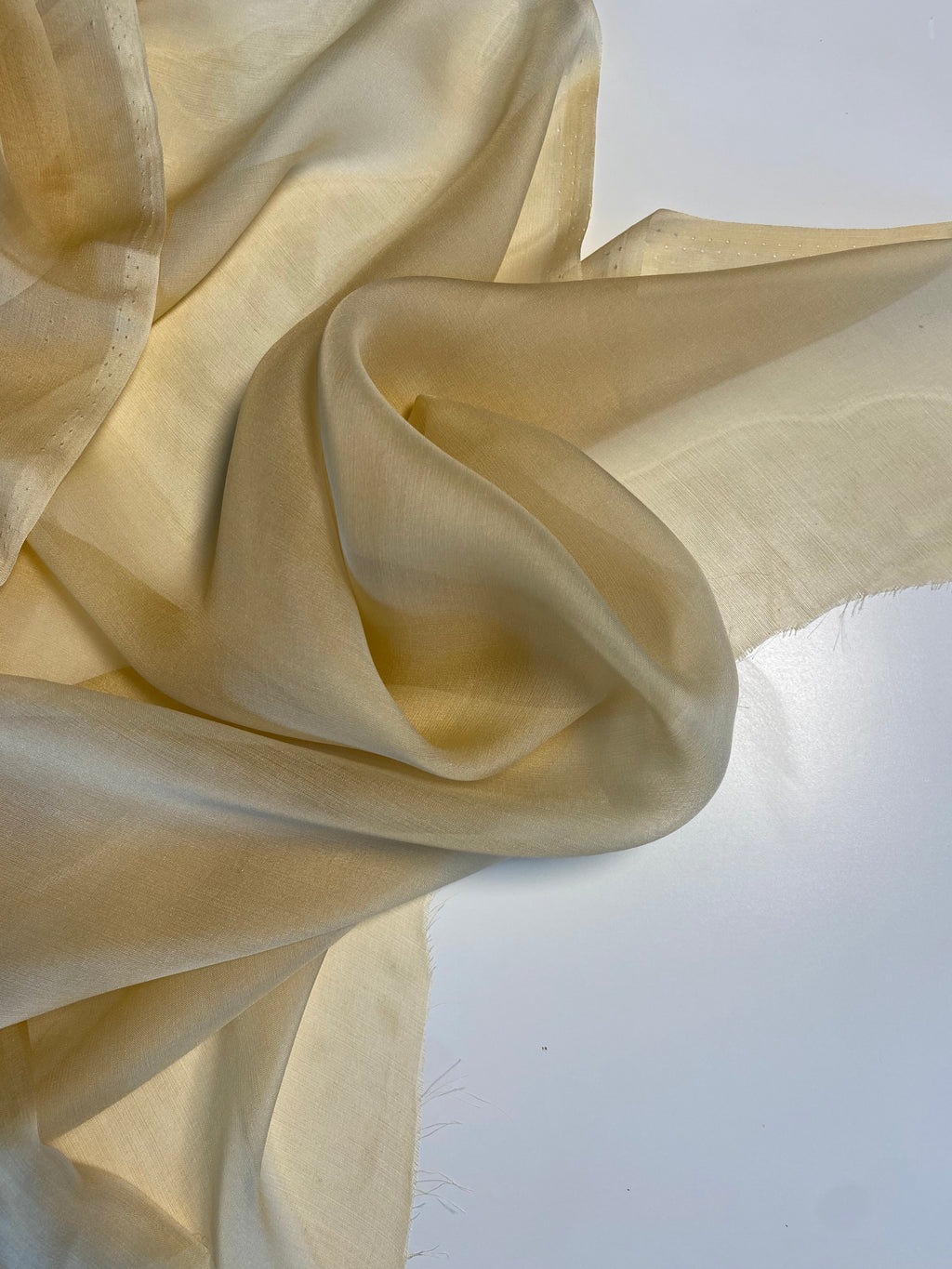 013S. Silk chiffon. 25g/m2. 2.7m coupon.