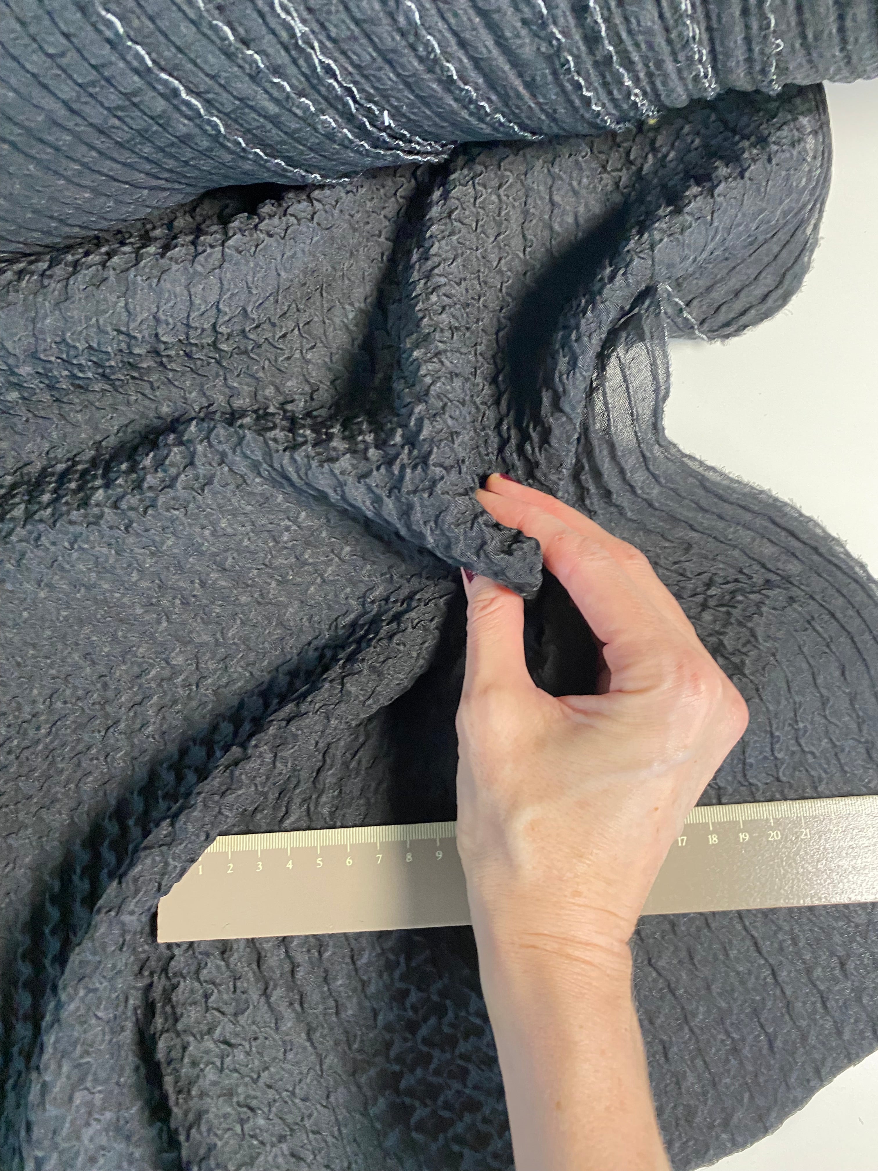027S. Structured organza. 110g/m2.