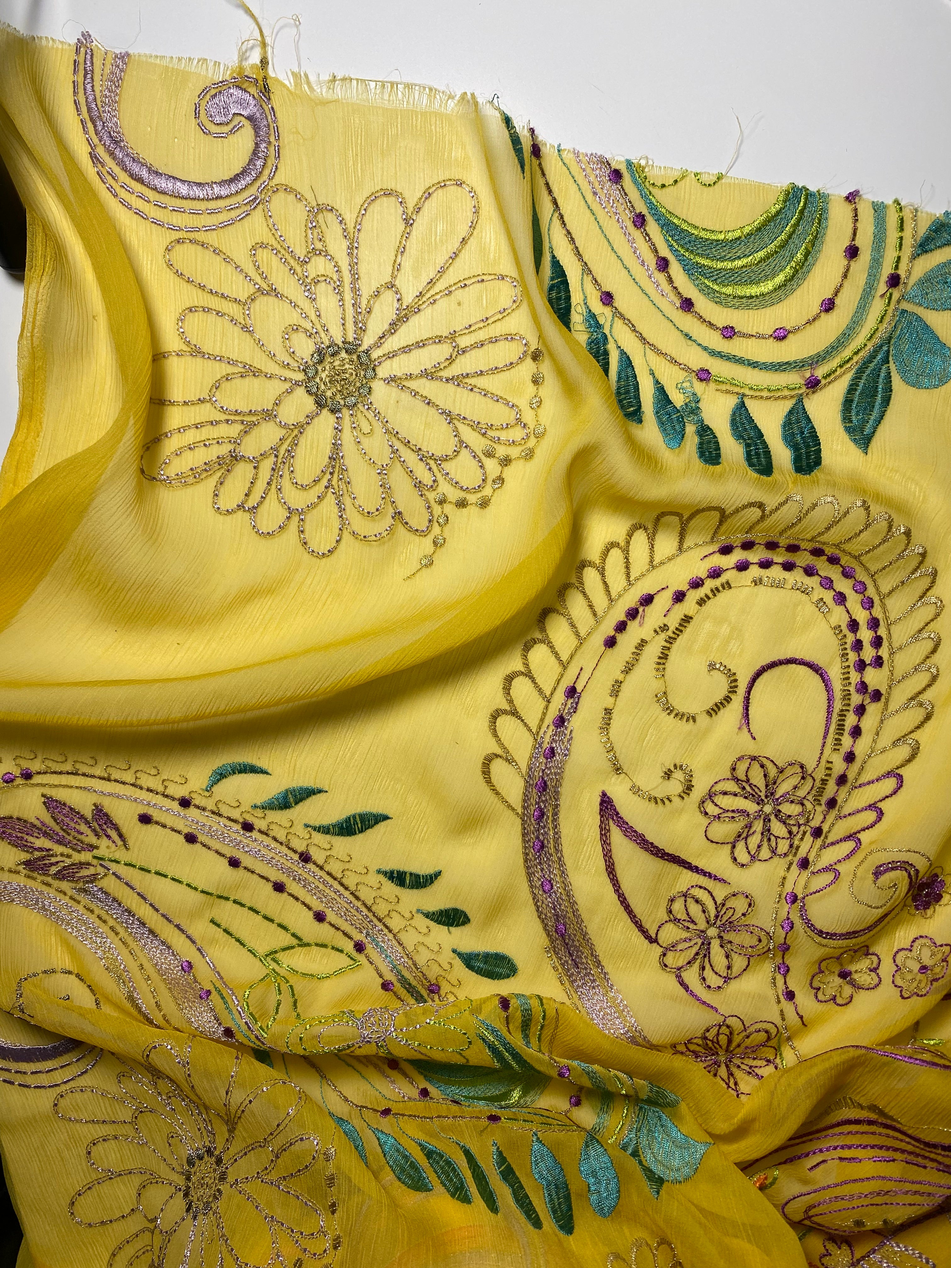 047S. Embroidered silk mousseline. 30g/m2.