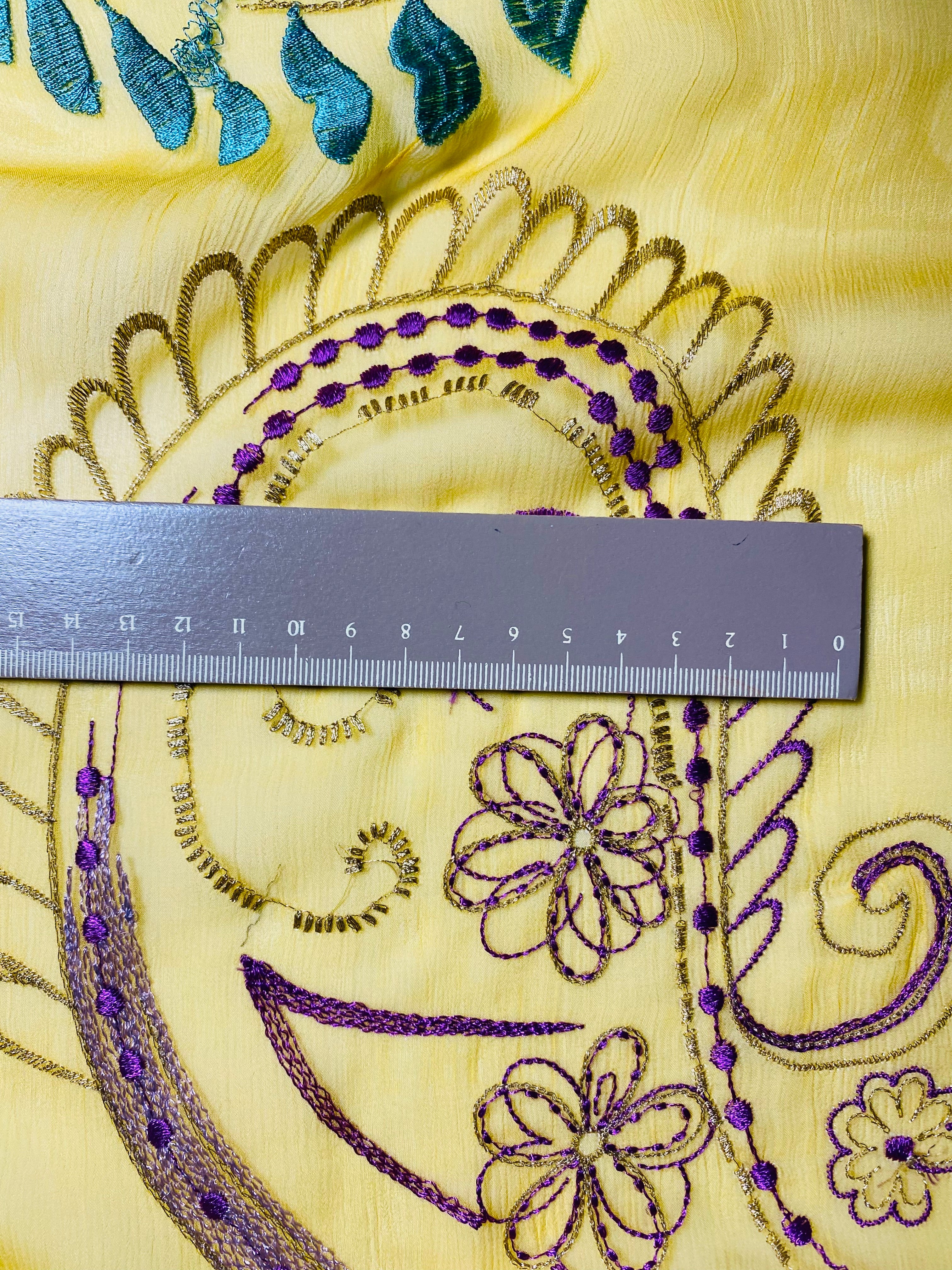 047S. Embroidered silk mousseline. 30g/m2.