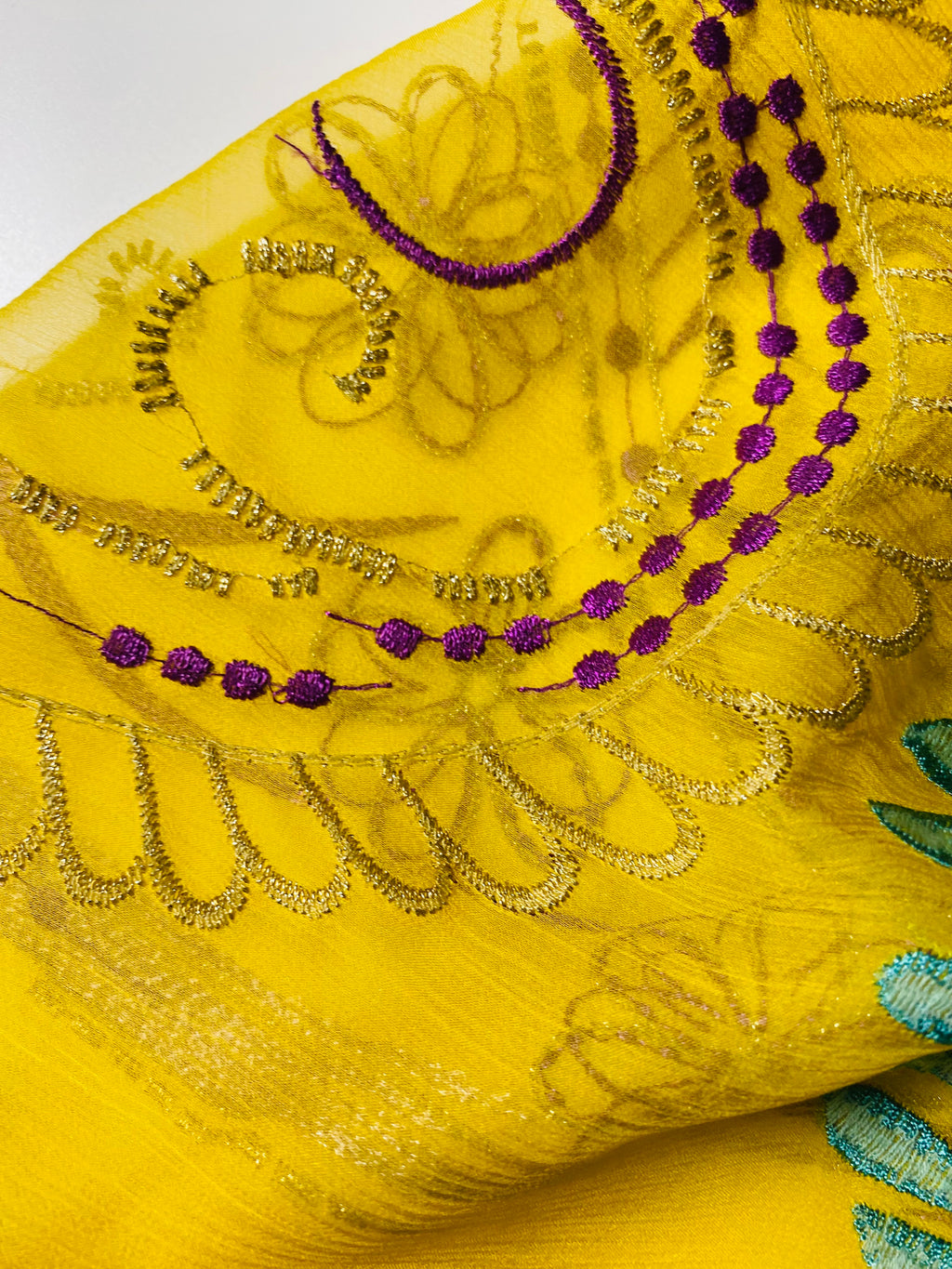 047S. Embroidered silk mousseline. 30g/m2.