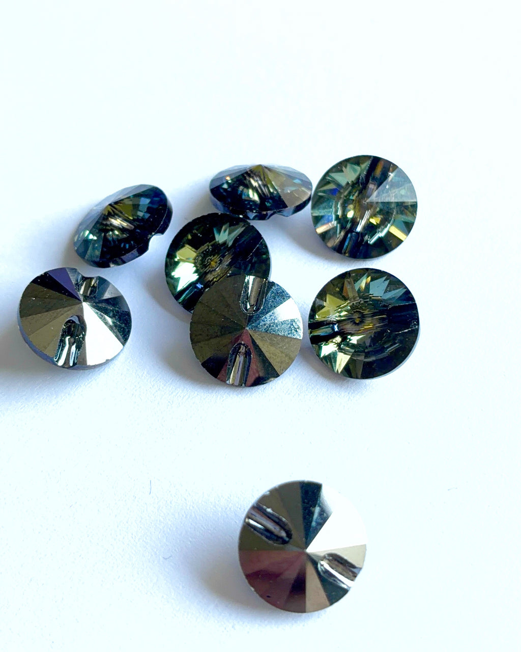 3025. Crystal round button 12 mm.