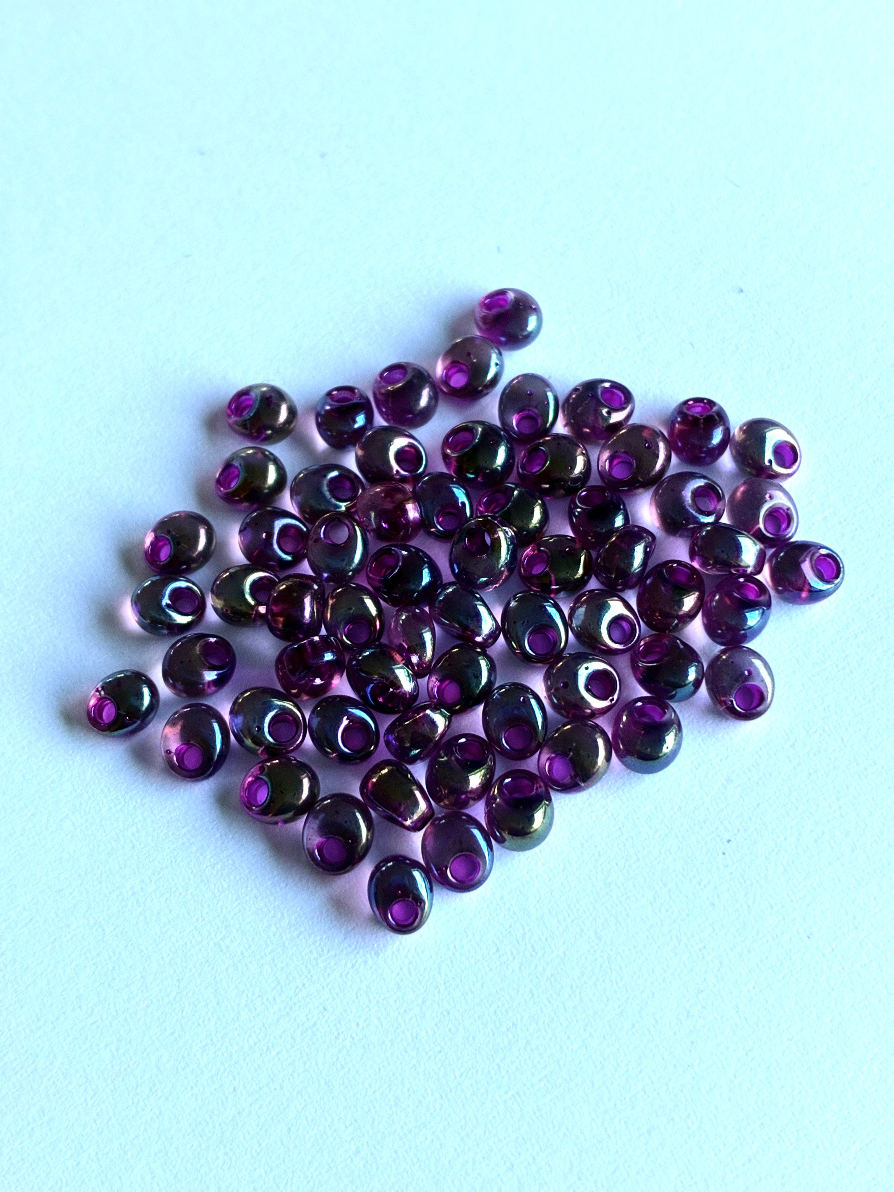 21701. Magatama glass beads 4mm.