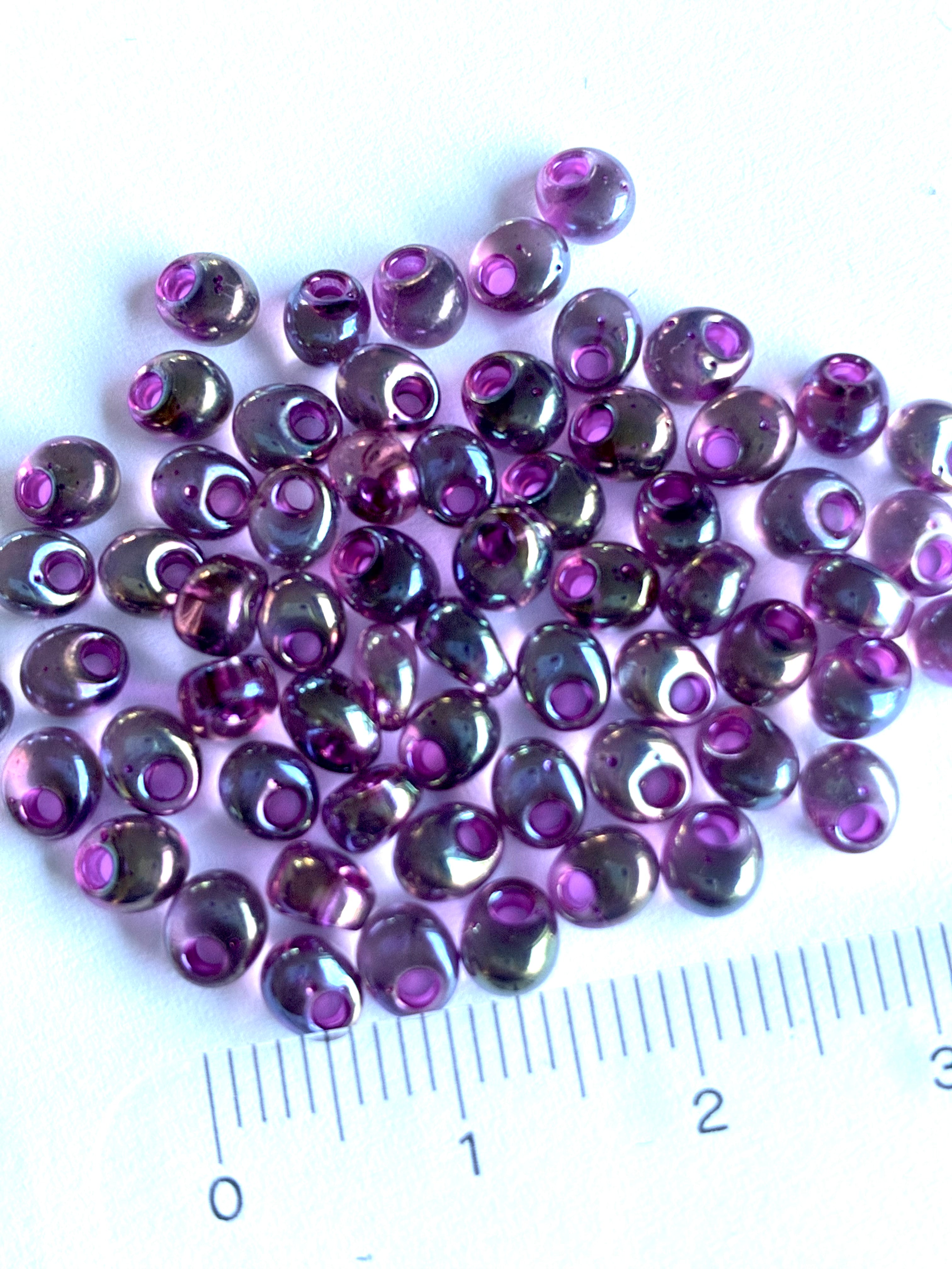 21701. Magatama glass beads 4mm.