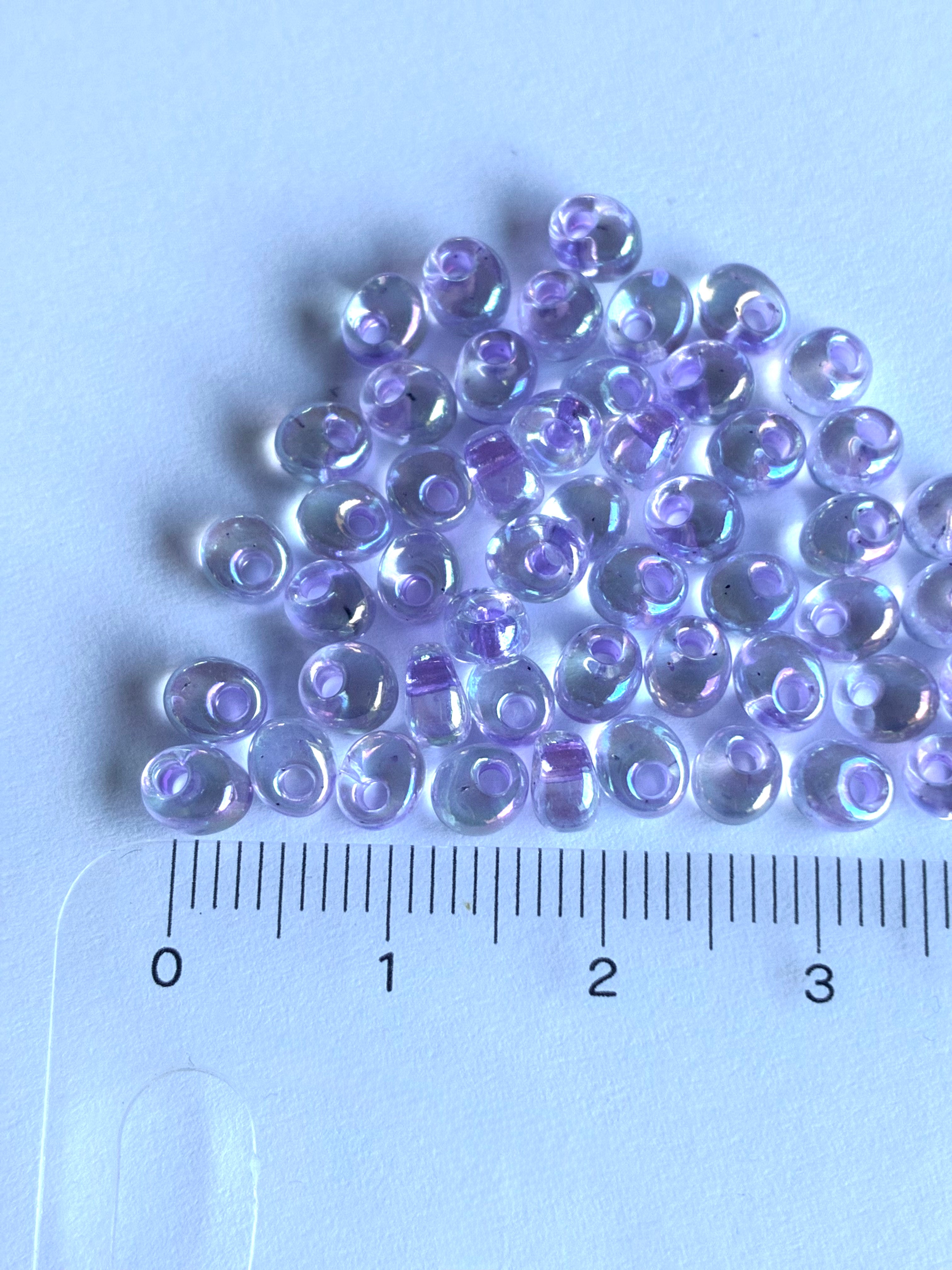 21451. Beads. Magatama 4mm.