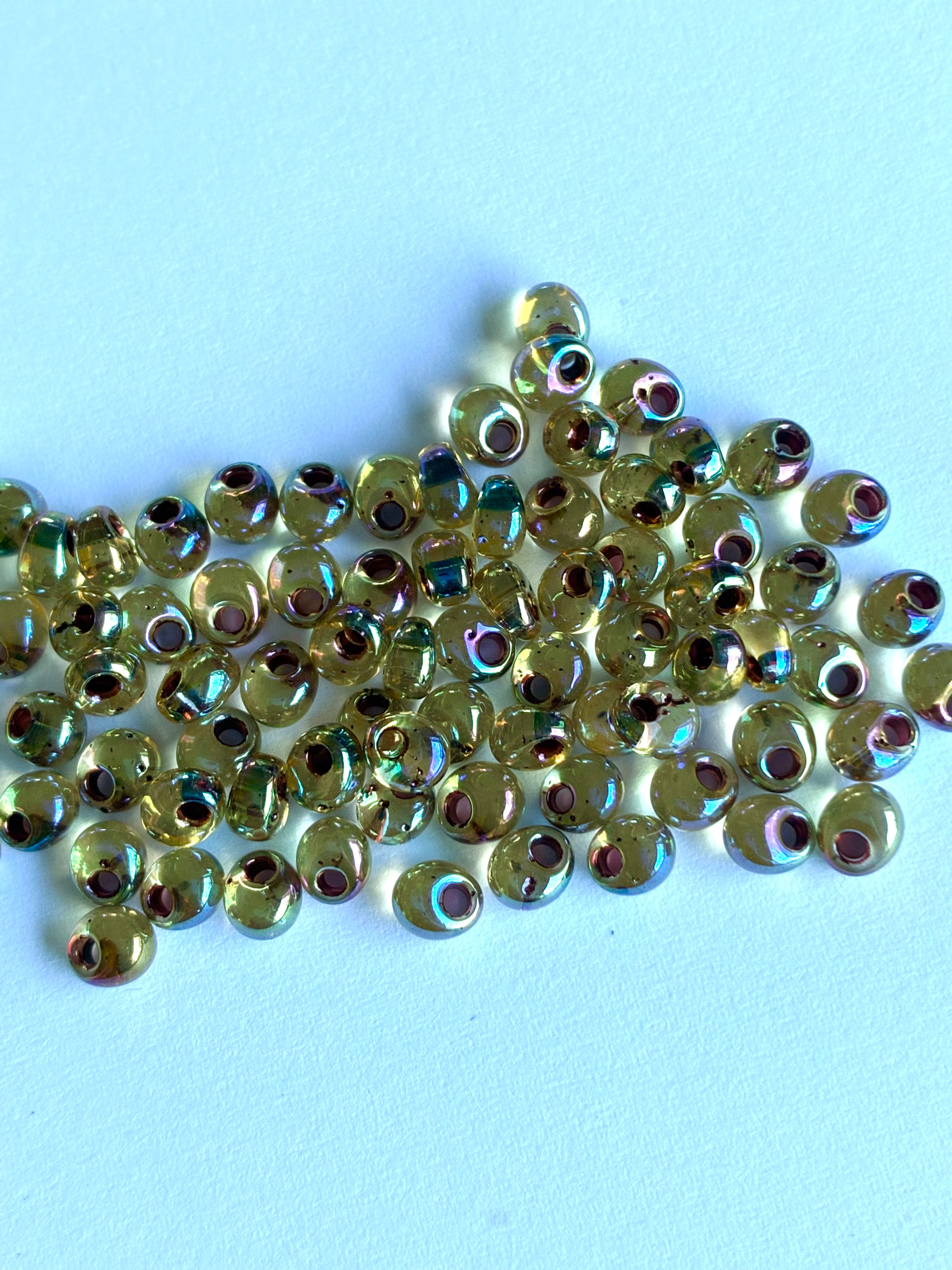 BMM2161. Magatama glass beads 4mm.