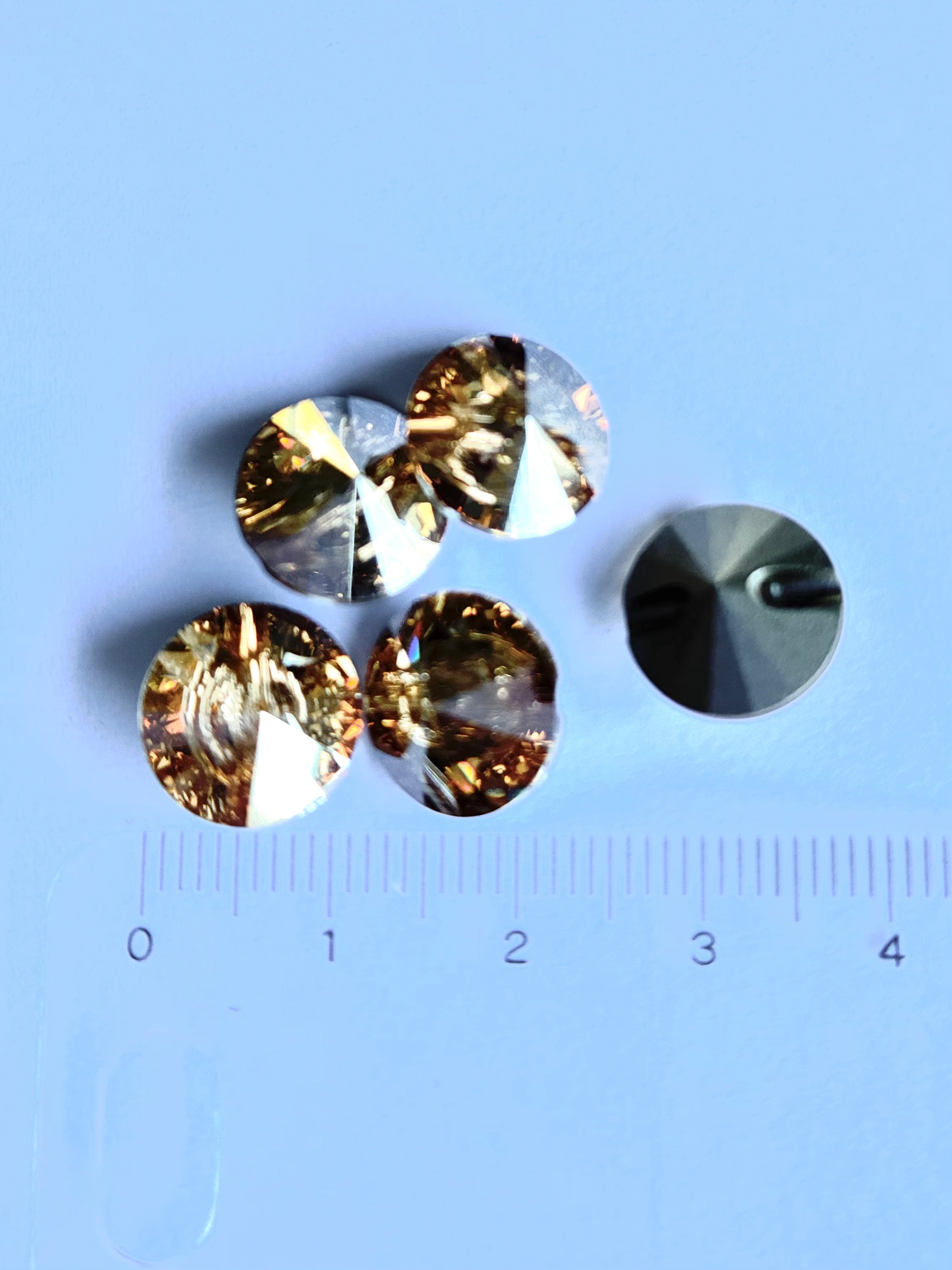 3027. Round crystal button 12 mm.