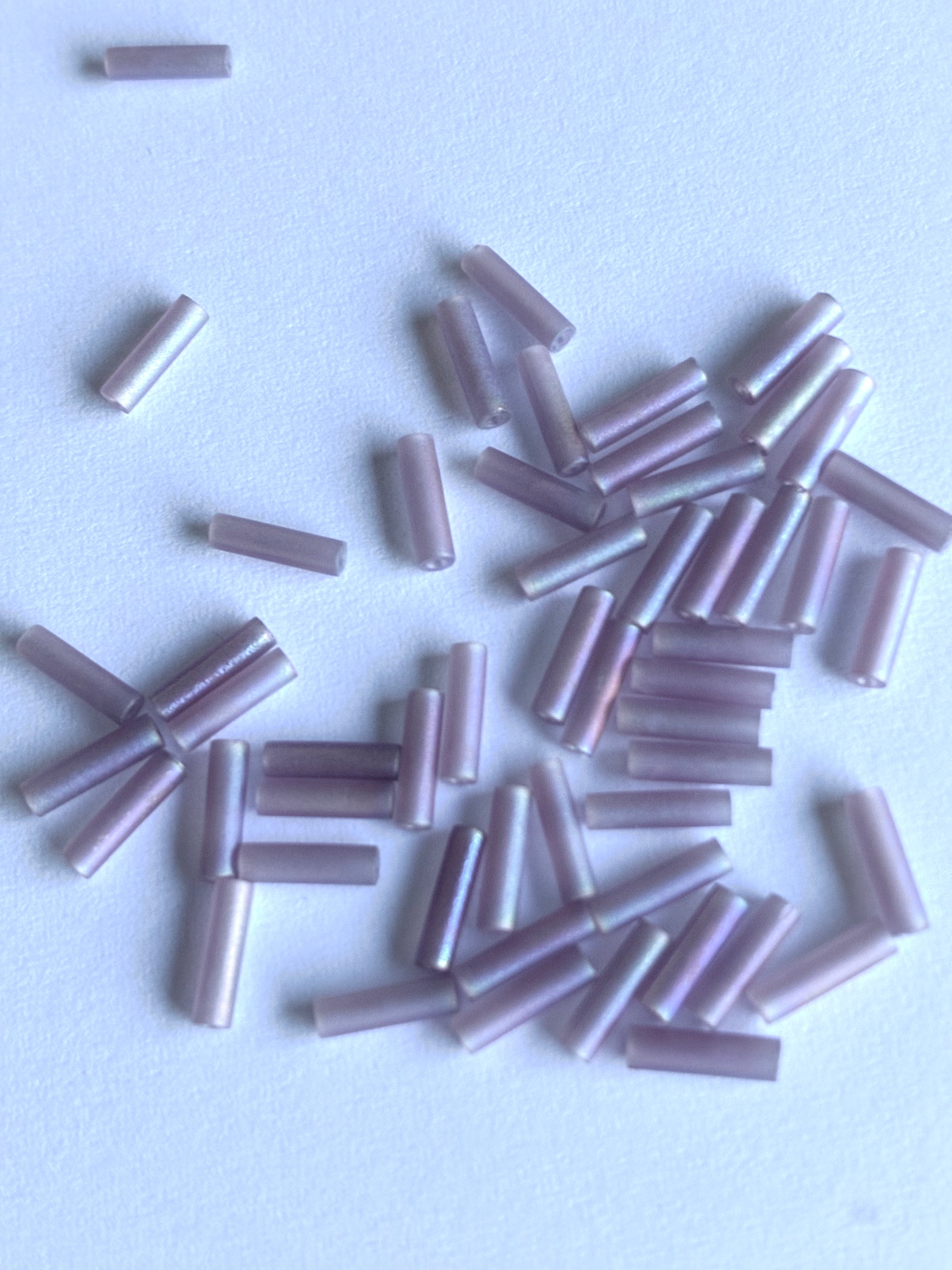 1421. Glass tube beads 6mm.