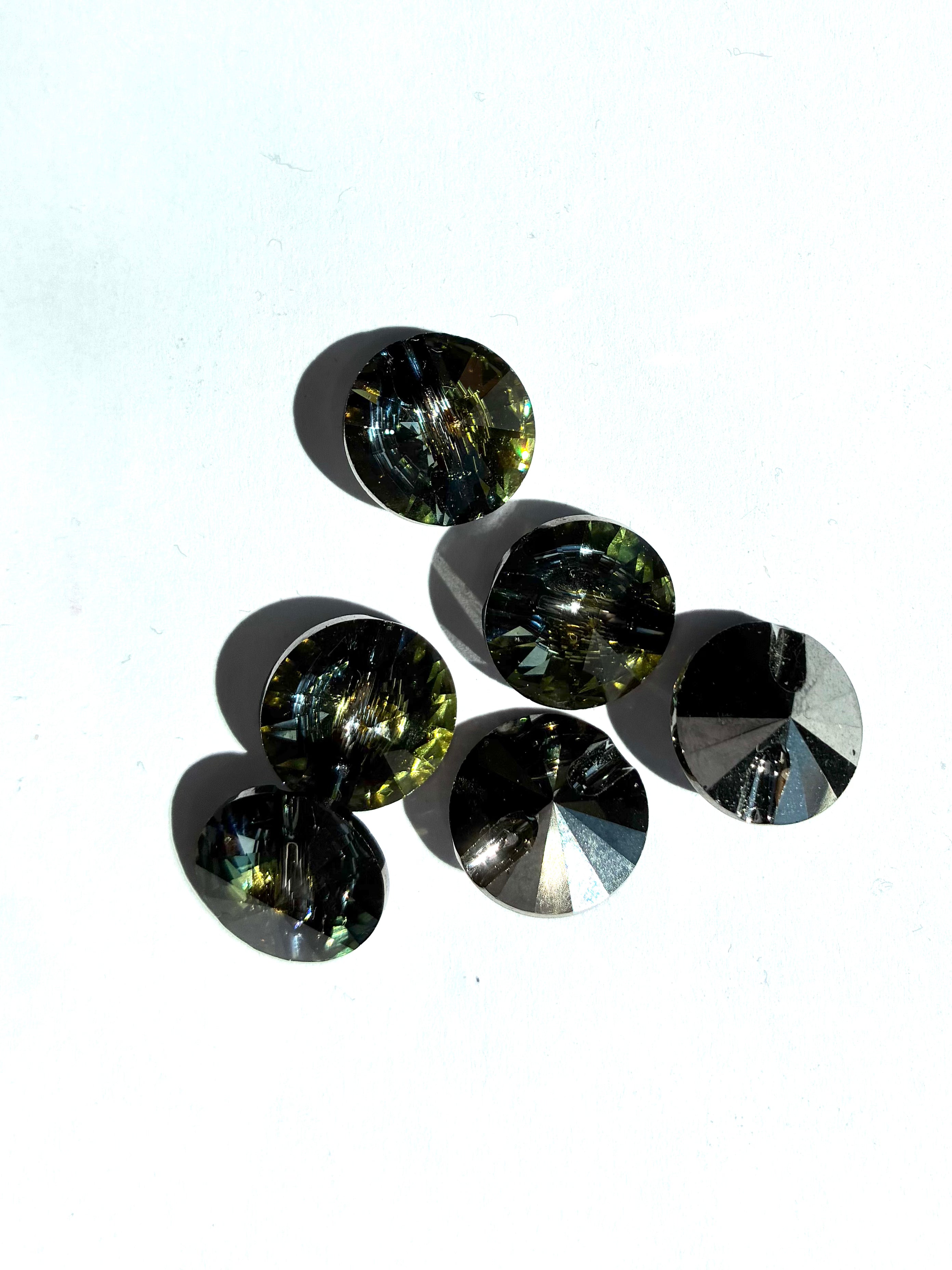 3025. Crystal round button 12 mm.