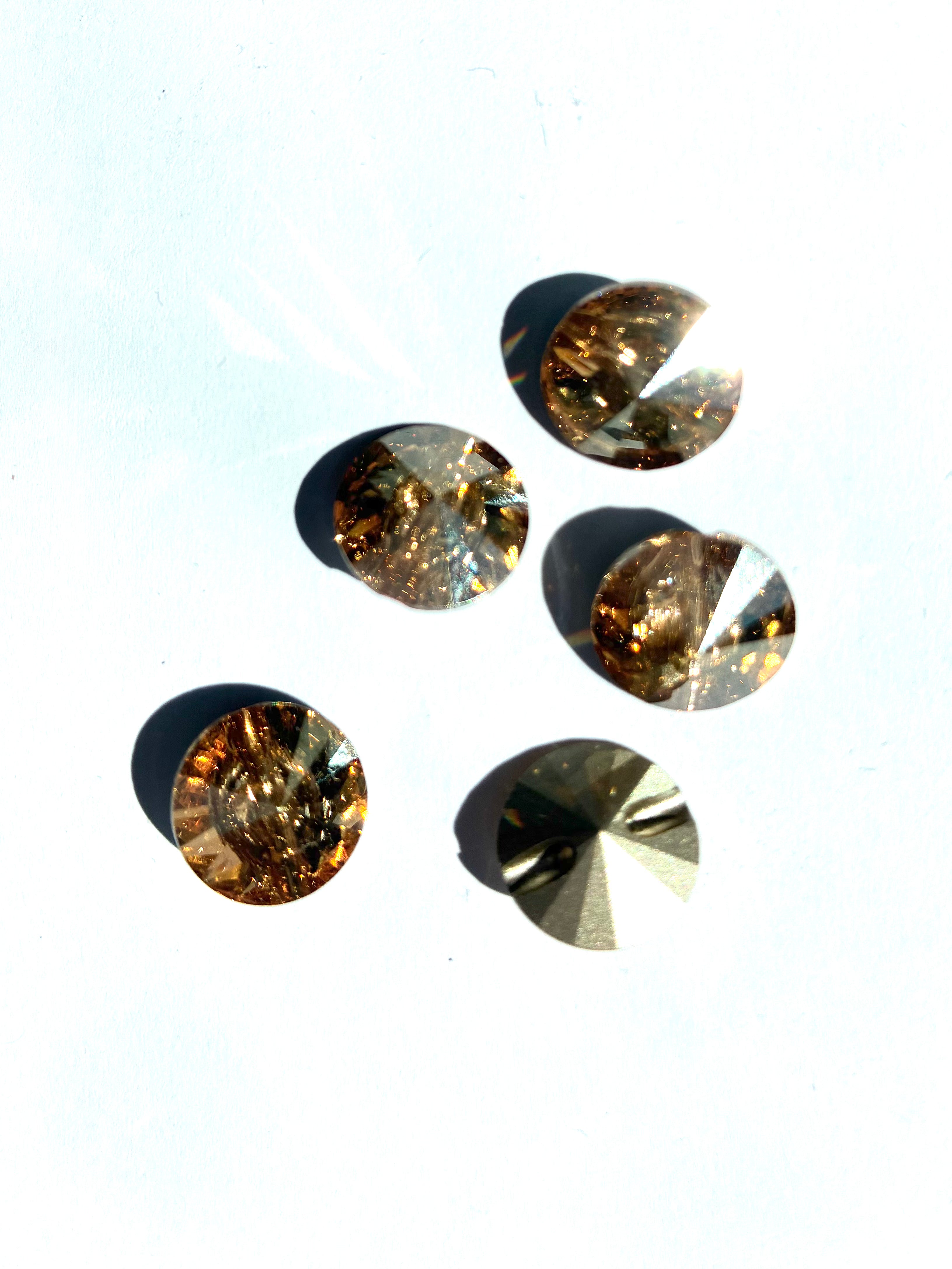 3027. Round crystal button 12 mm.