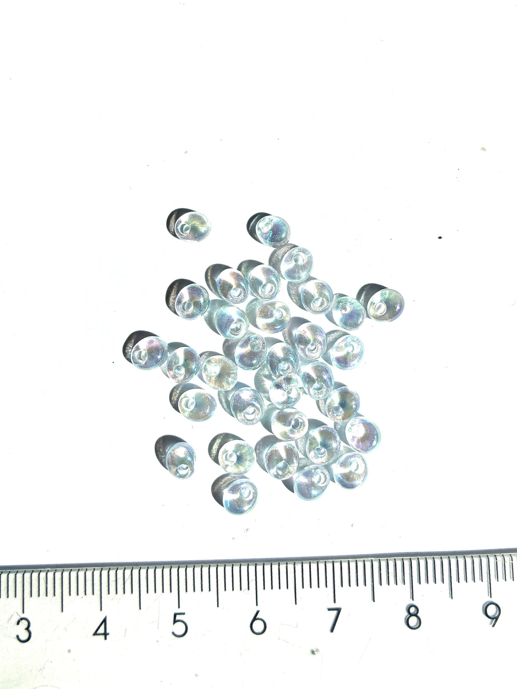 2501. Magatama glass beads 4mm.