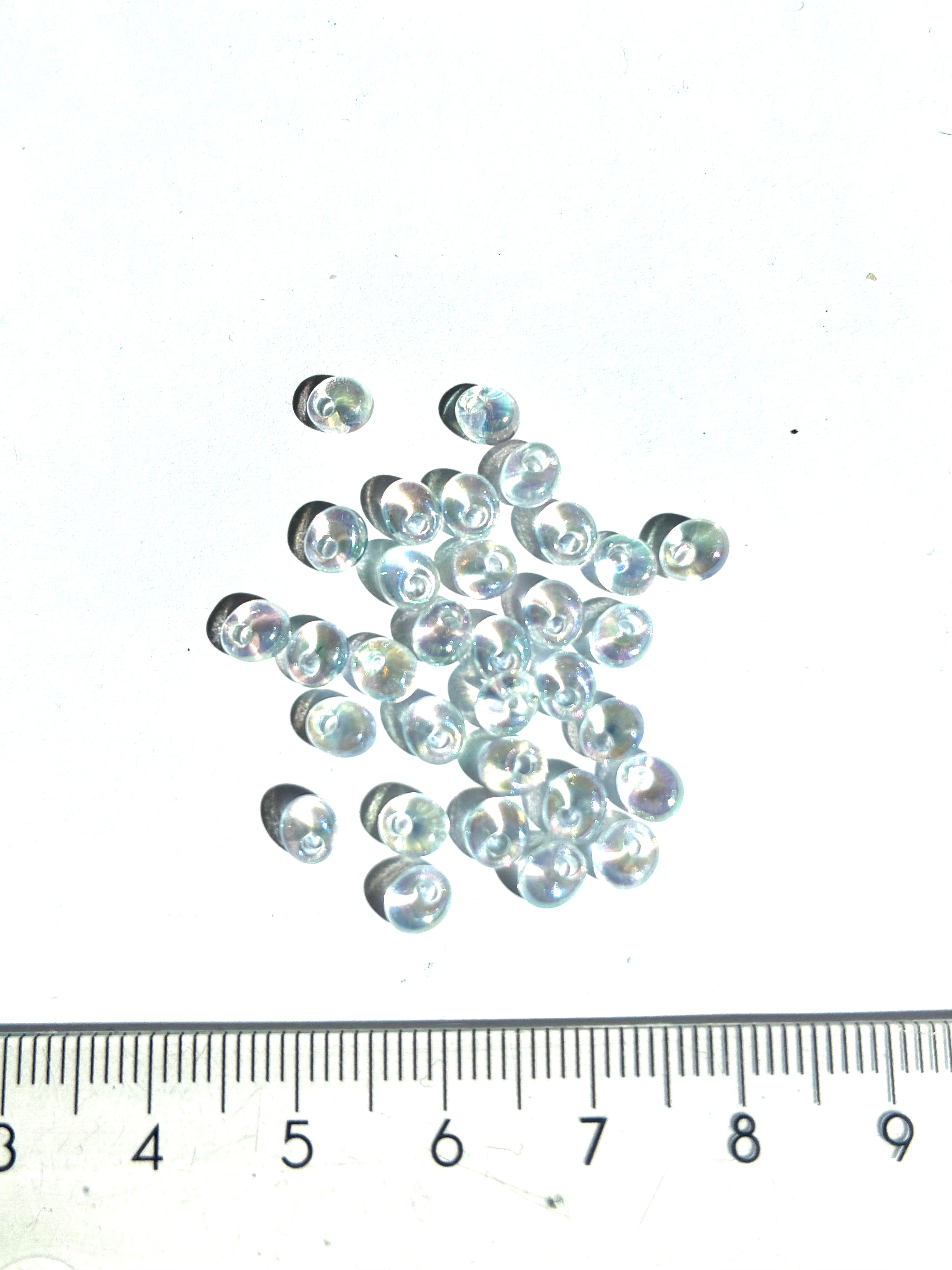 2501. Magatama glass beads 4mm.