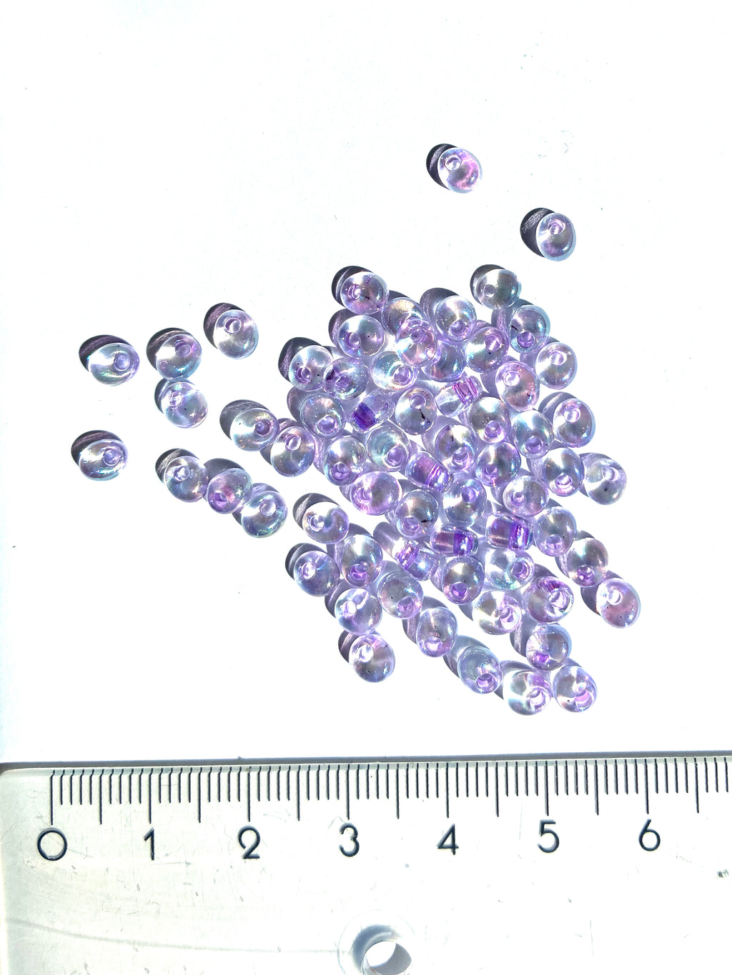 21451. Magatama glass beads 4mm.
