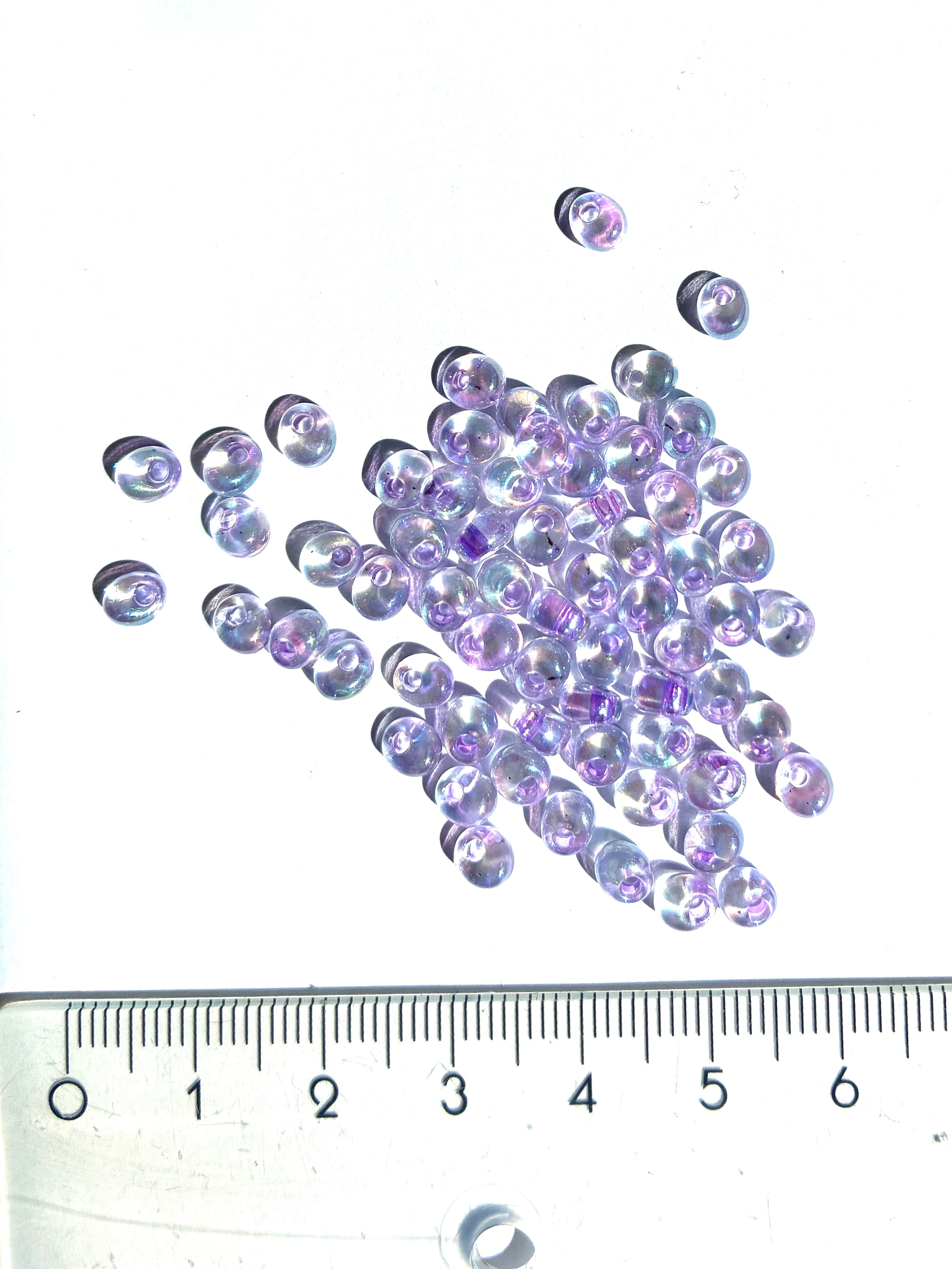 21451. Beads. Magatama 4mm.