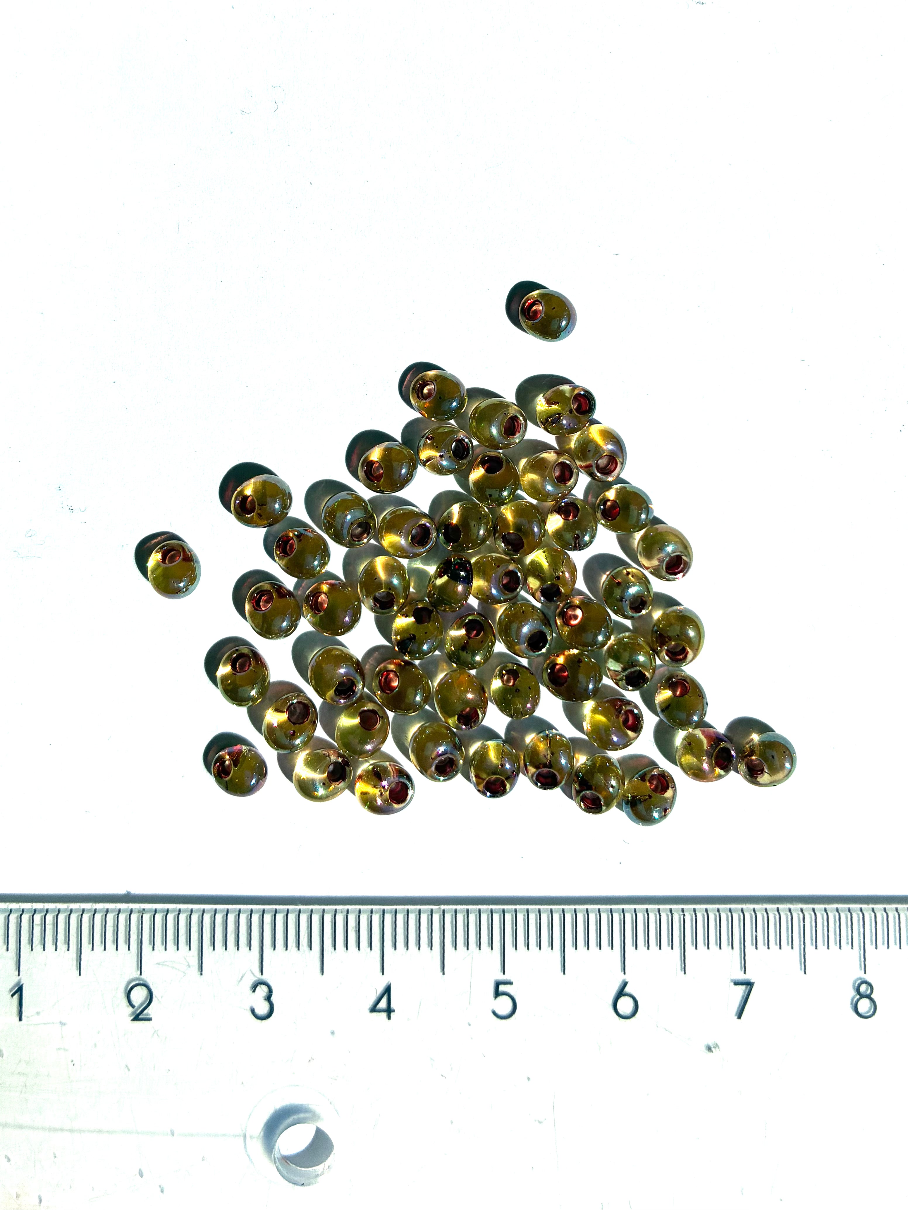 BMM2161. Magatama glass beads 4mm.