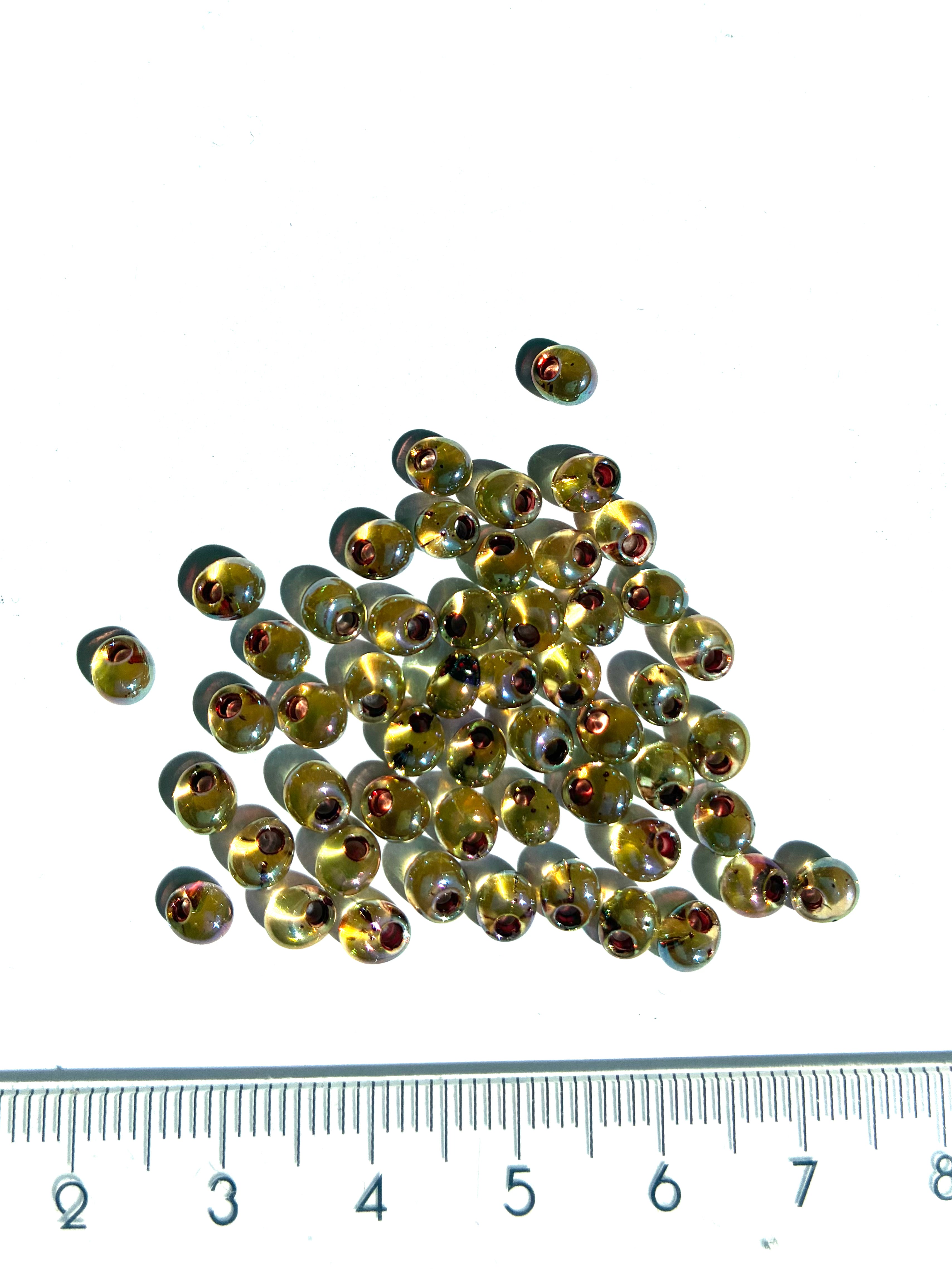 BMM2161. Magatama glass beads 4mm.