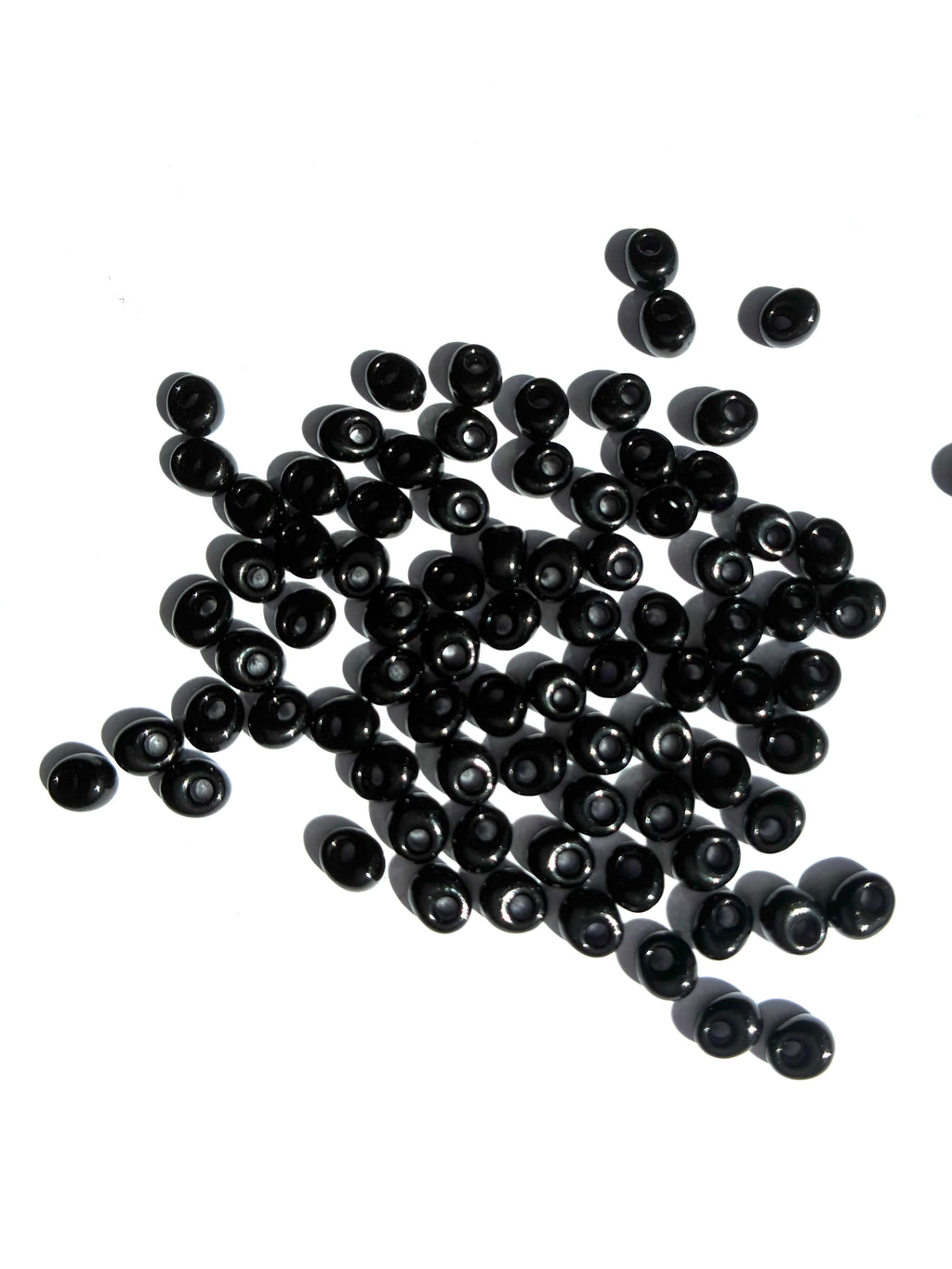 4011. Magatama glass beads 4mm.