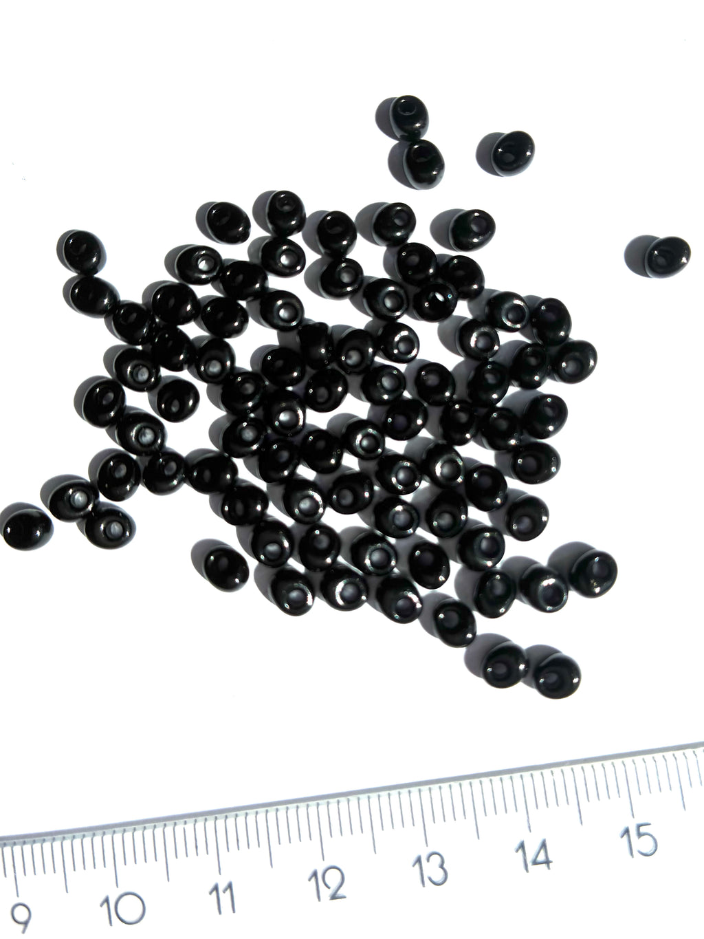 4011. Magatama glass beads 4mm.