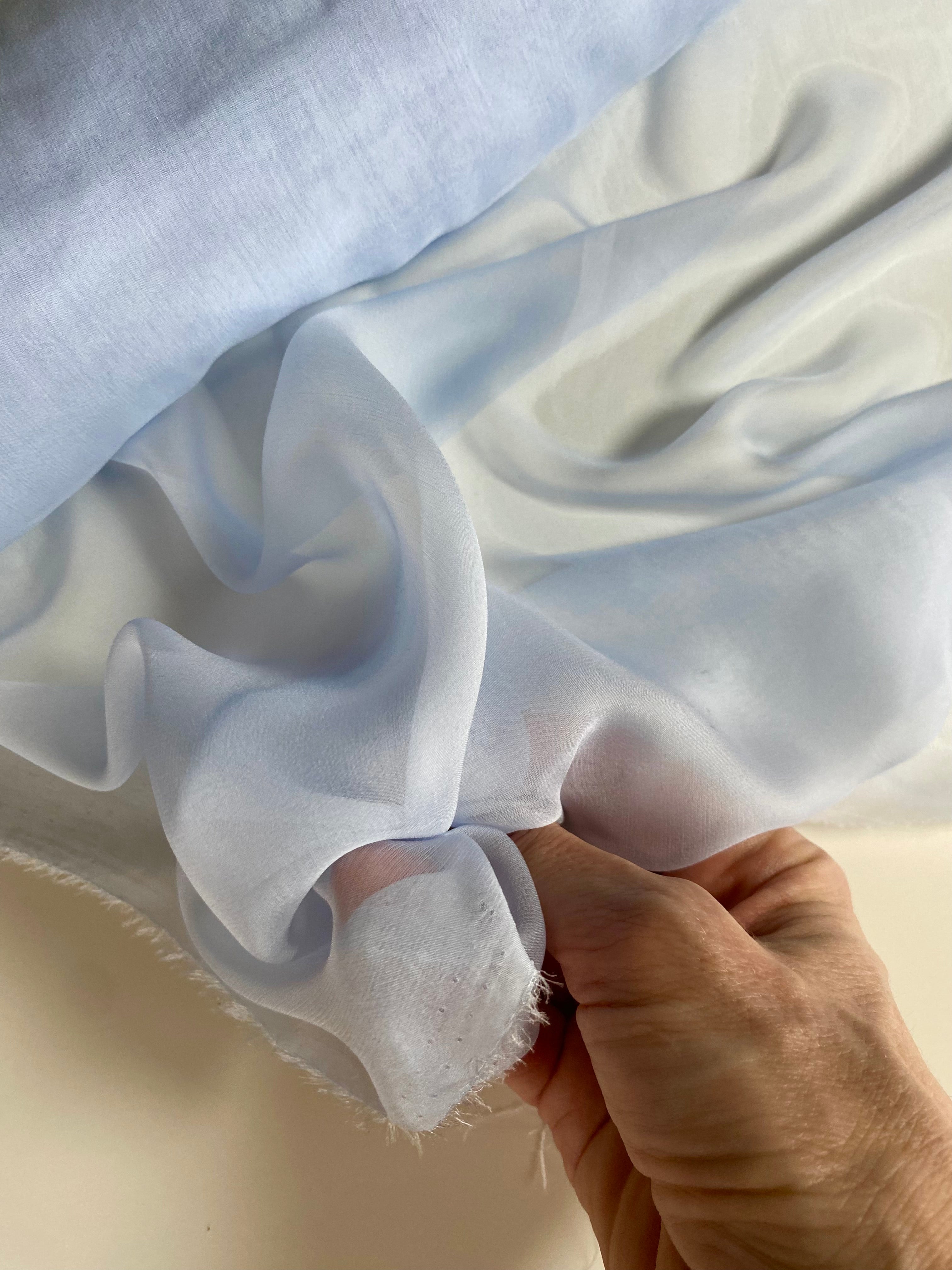 143S. Silk chiffon. 25g/m2.