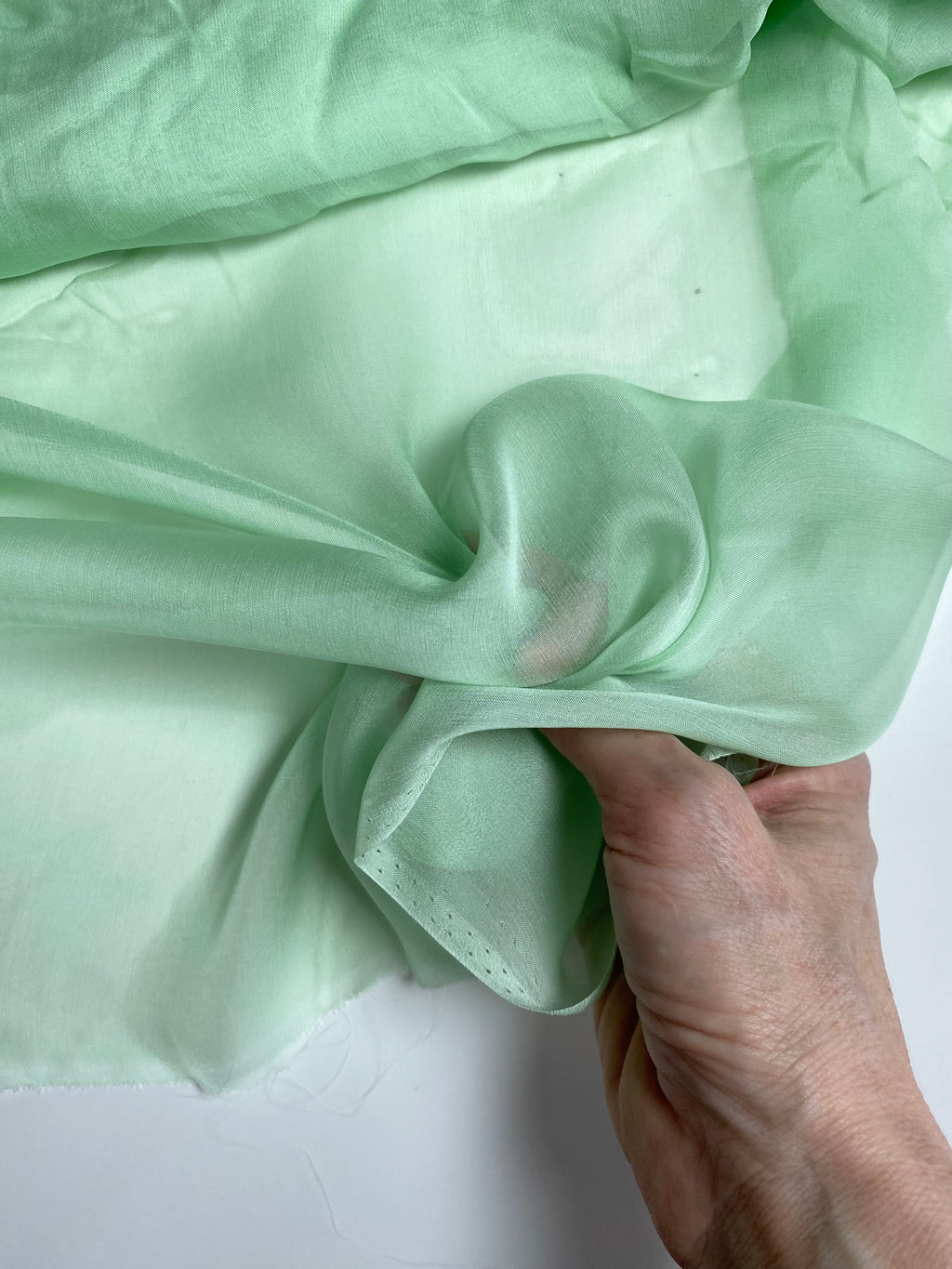 150S. Silk chiffon. 25g/m2.