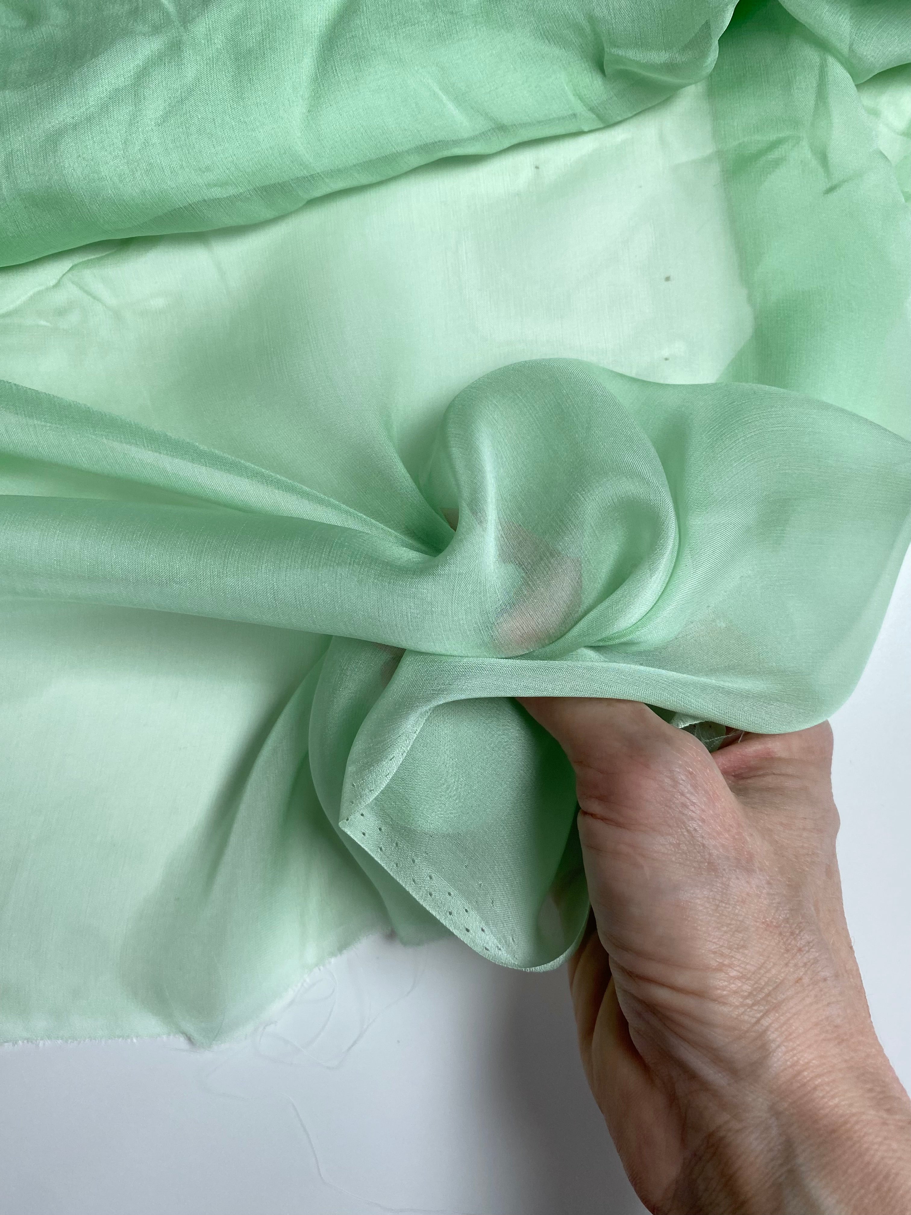 150S. Silk chiffon. 25g/m2.