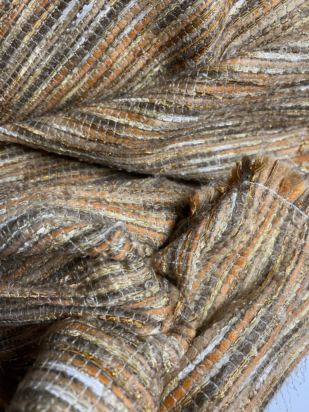 183MX. Structured tweed.. 1,60m und 2m coupons.