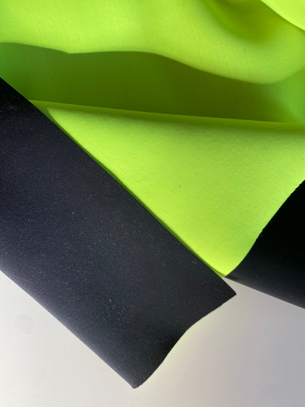 208P. Technischer doppellagiger Jersey-Stoff.