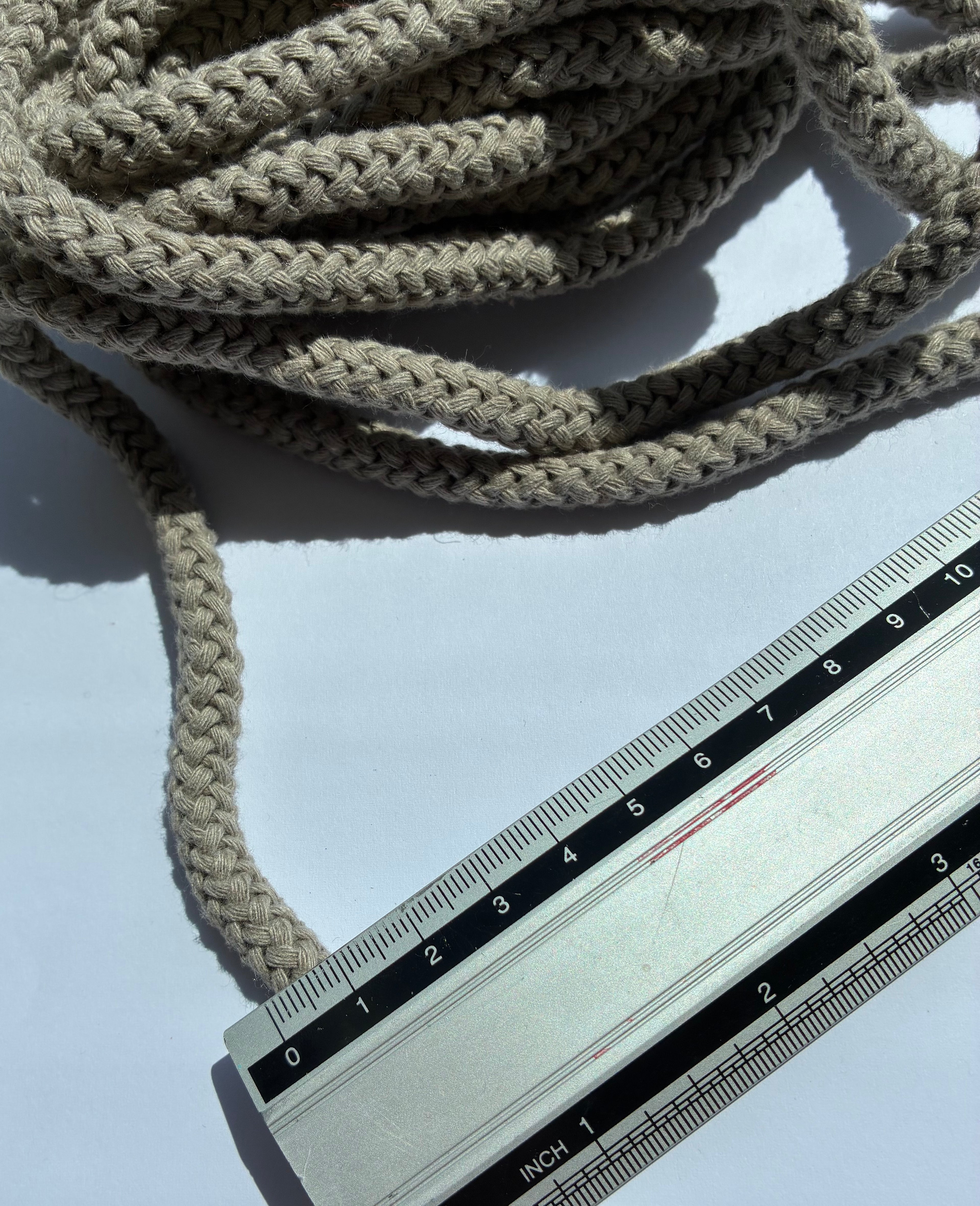 1025ACC. Weaved cord. 8mm. Warm grey.