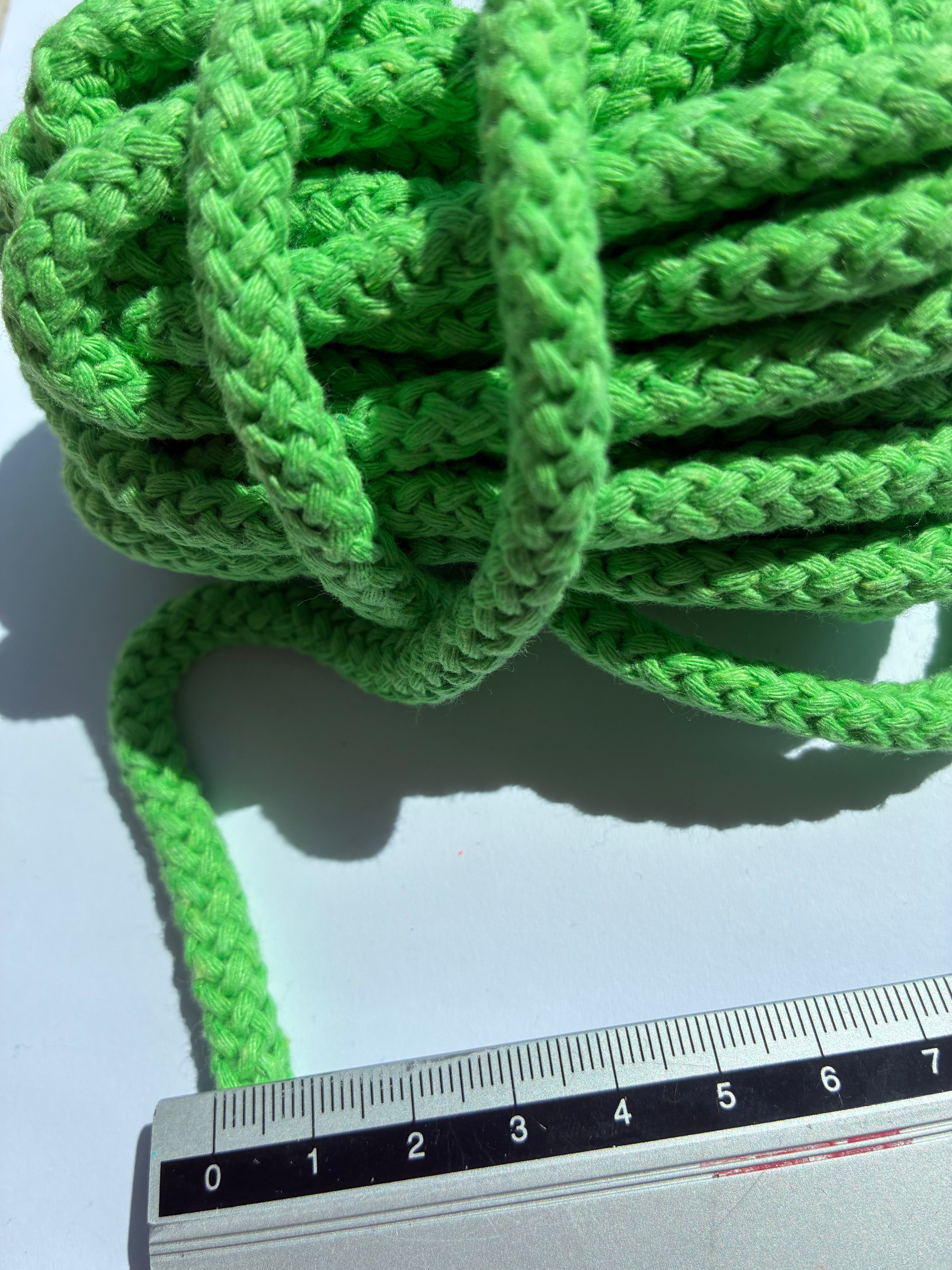 1026ACC. Weaved cord. 8mm. Intense green.