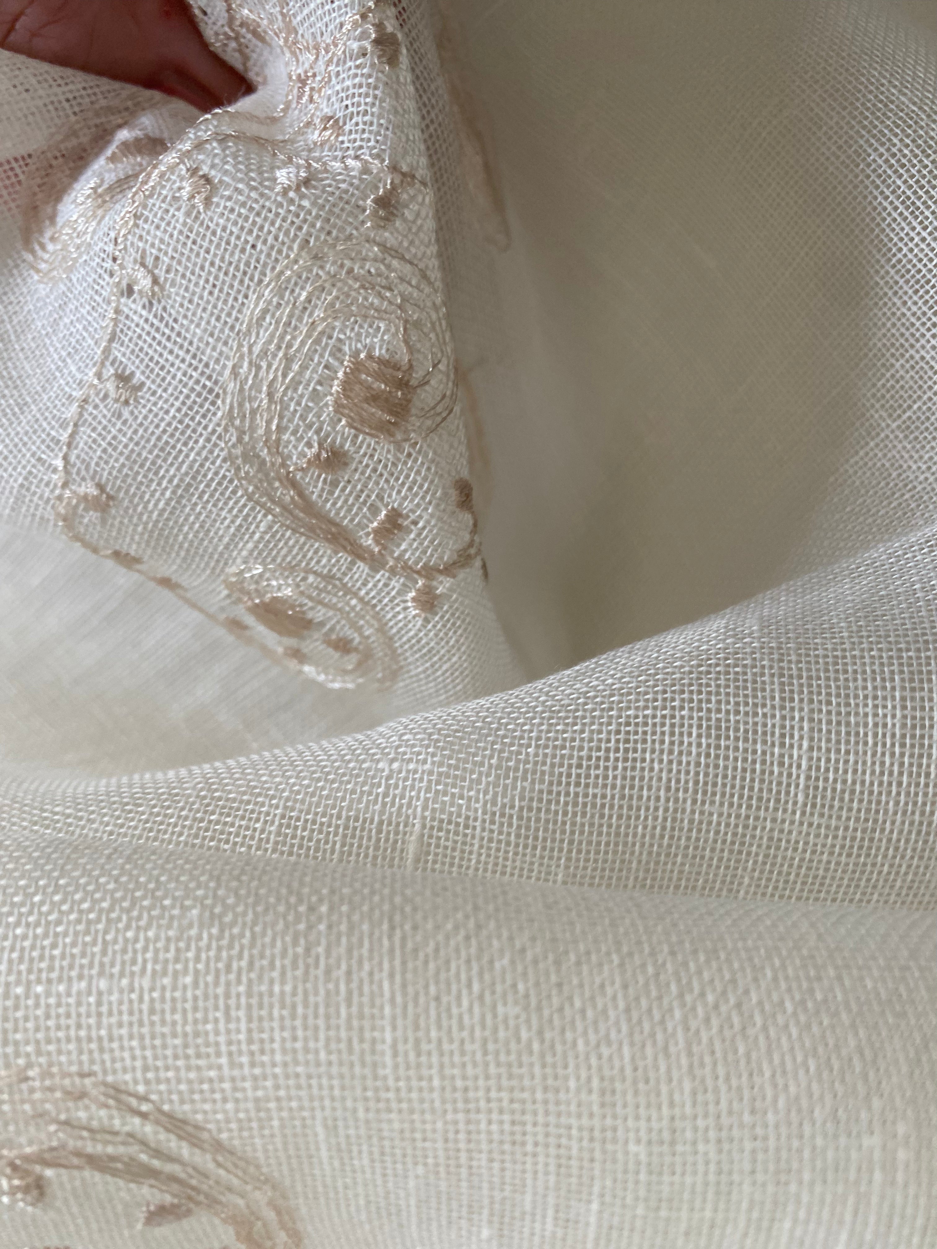 226LC. Embroidered linen. 95g/m2.