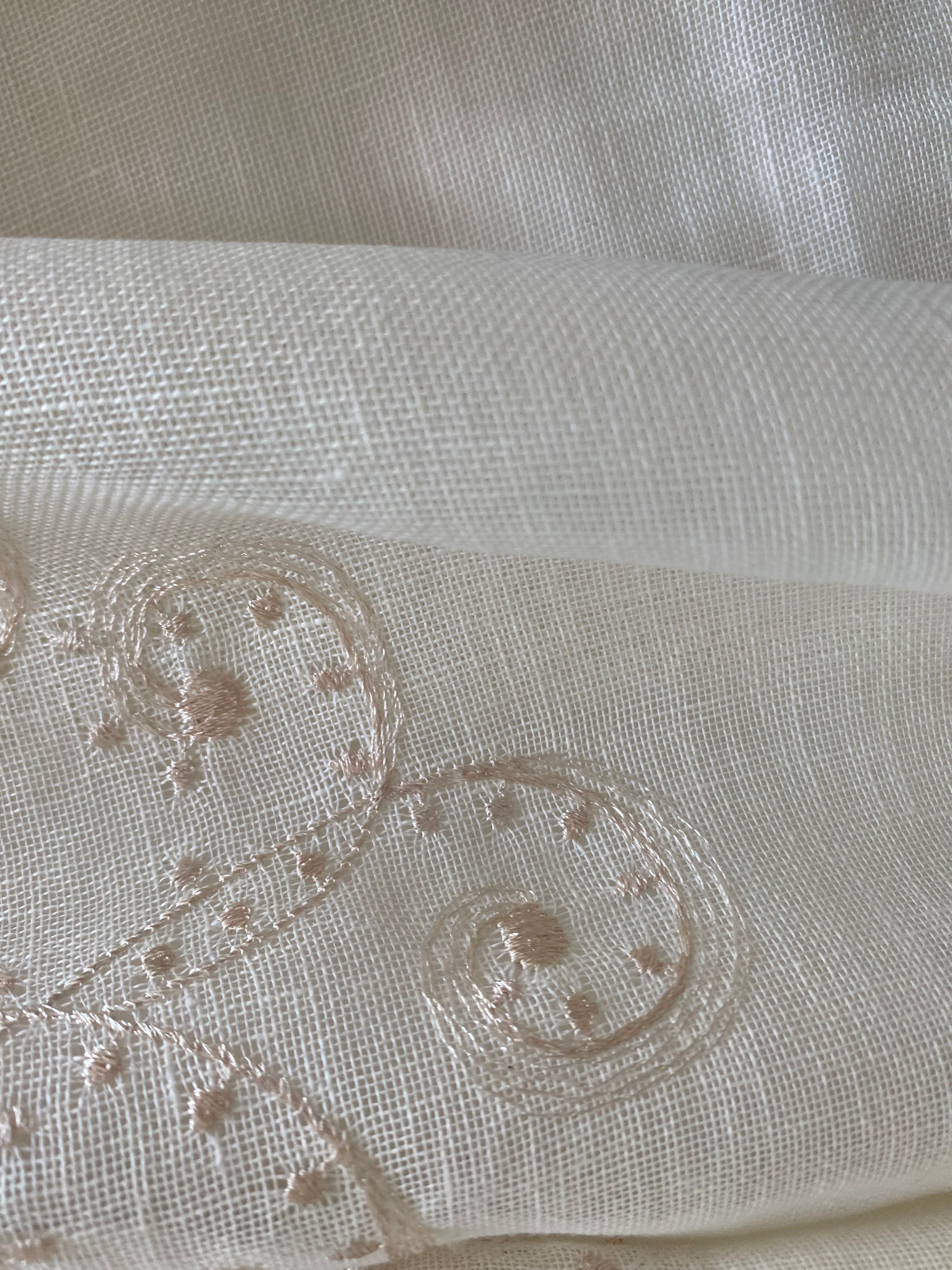 226LC. Embroidered linen. 95g/m2.