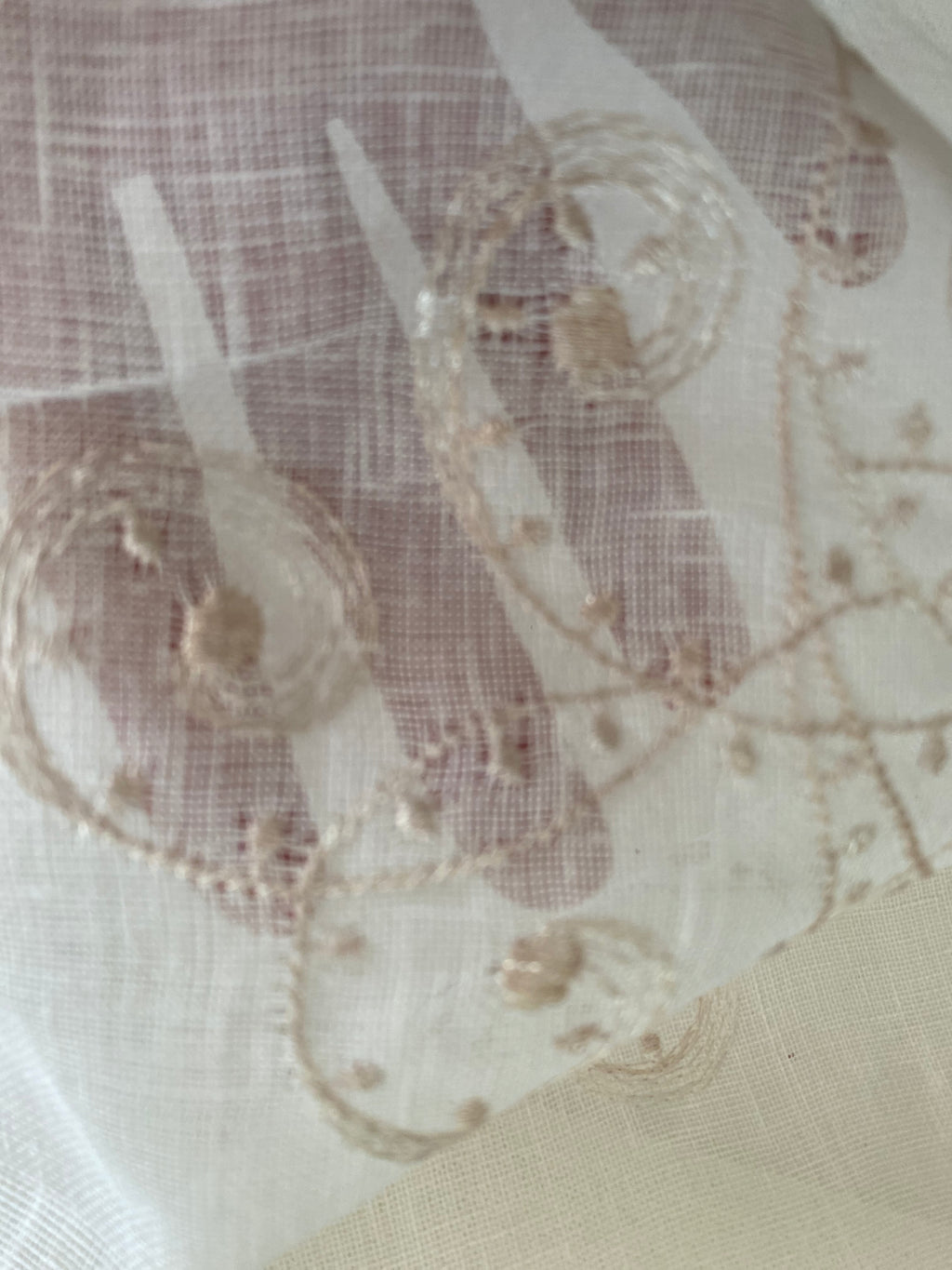226LC. Embroidered linen. 95g/m2.