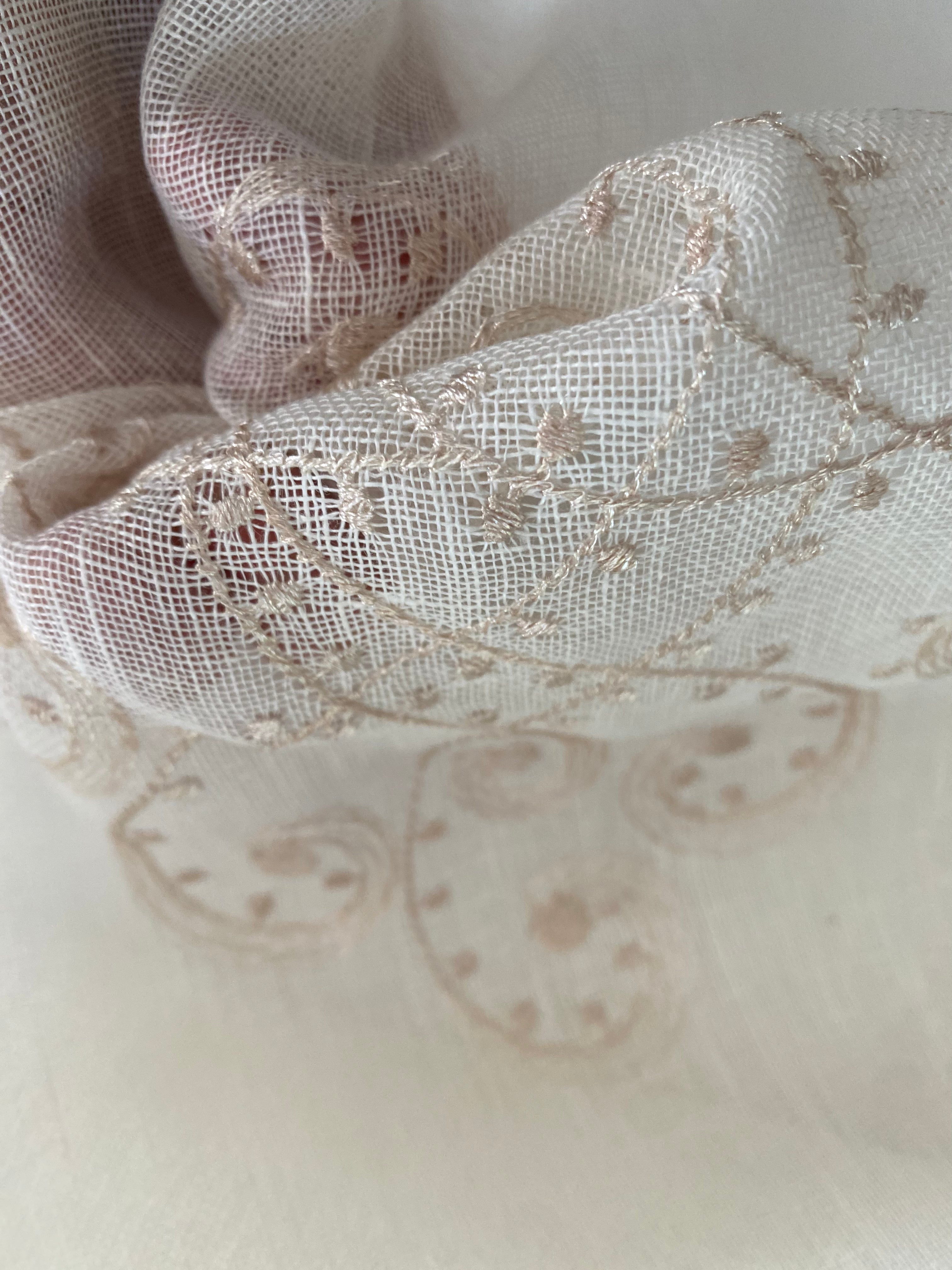 226LC. Embroidered linen. 95g/m2.