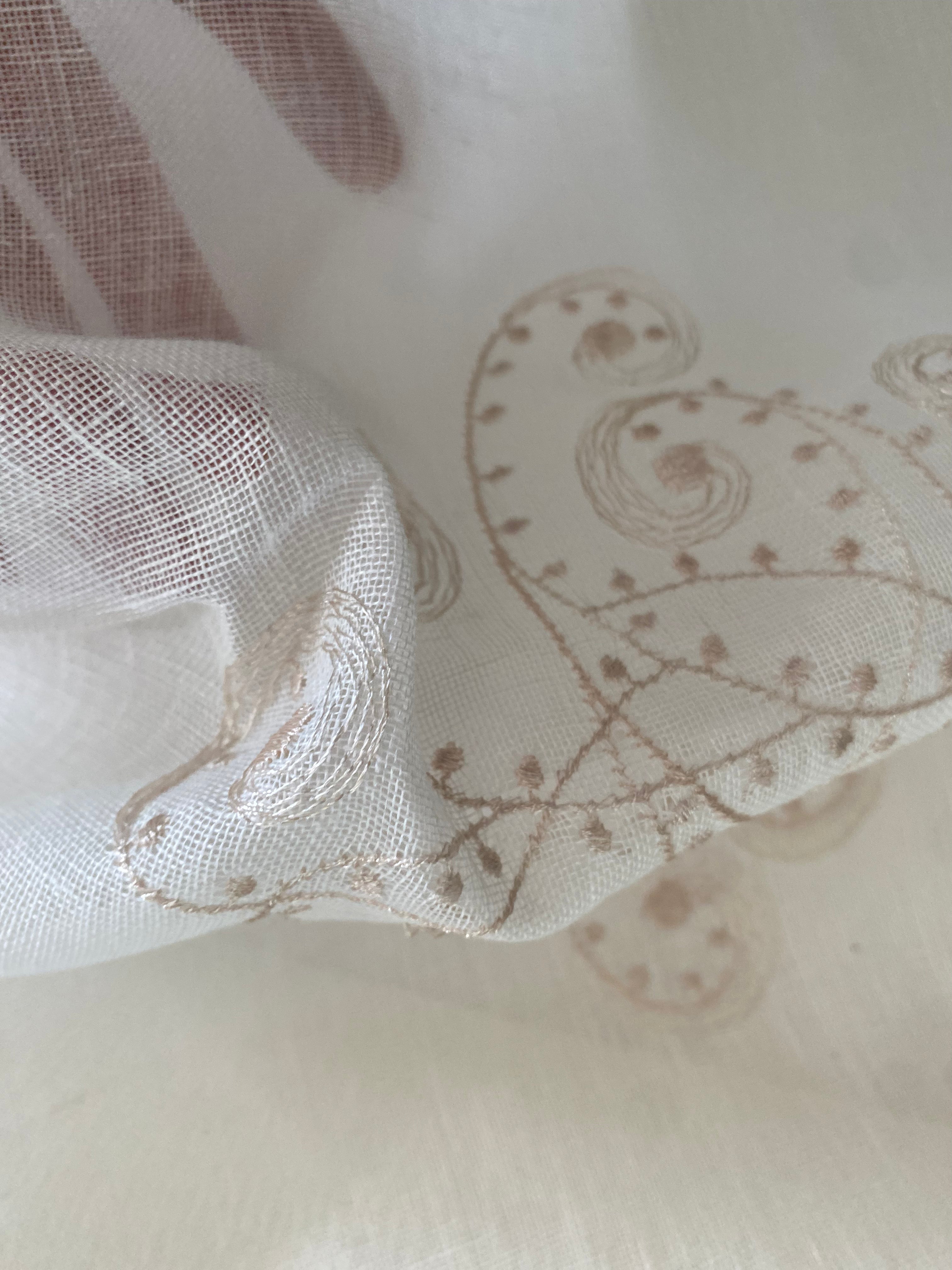 226LC. Embroidered linen. 95g/m2.